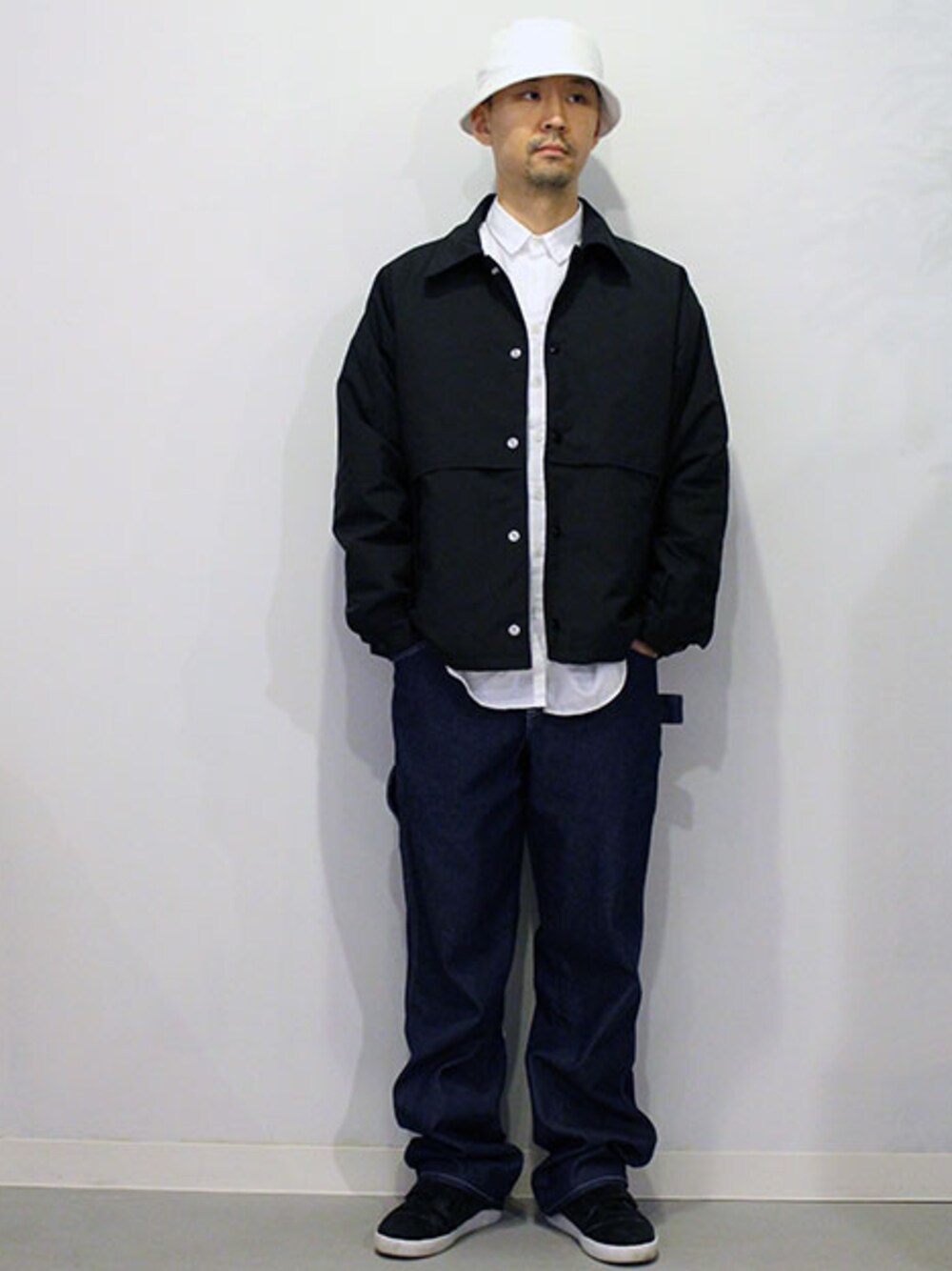 「スニーカー、シャツ、白シャツ、 デニム、ハット、コーチジャケット、デニムパンツ、hat、ペインターパンツ、シャツスタイル」｜「THE COLORの" ONE HAT " (United Studio Archive)（ハット、ホワイト系）」を使った、STAFFさん（メンズ・178cm）の秋コーディネートの1枚目の写真