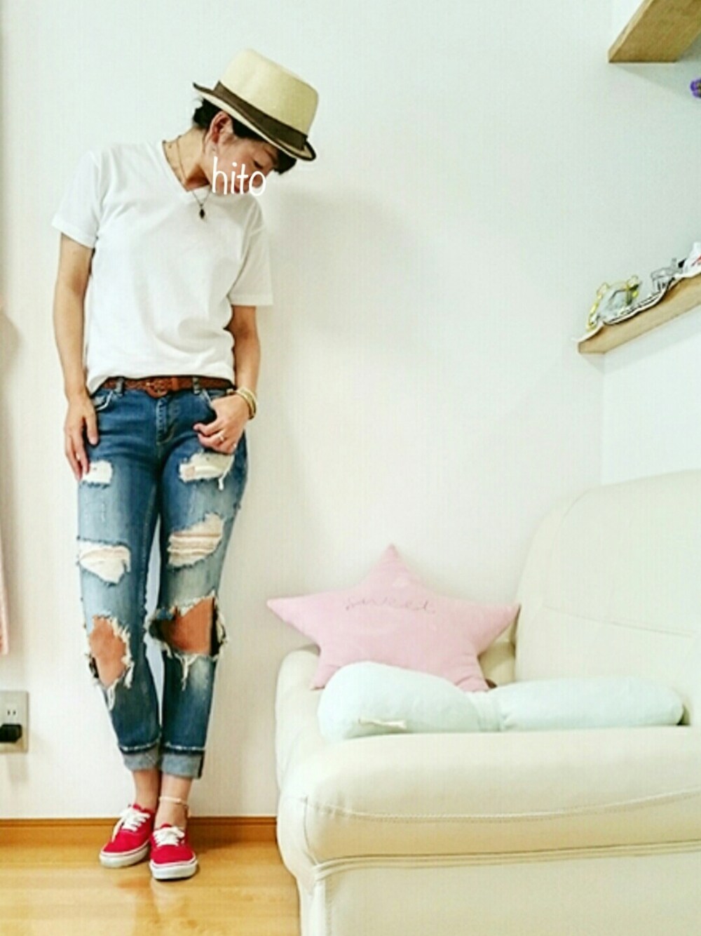 ホワイト系のTシャツ/カットソー、ブルー系のパンツ、レッド系のスニーカーを着用したレディースの夏コーディネートの1枚目の写真