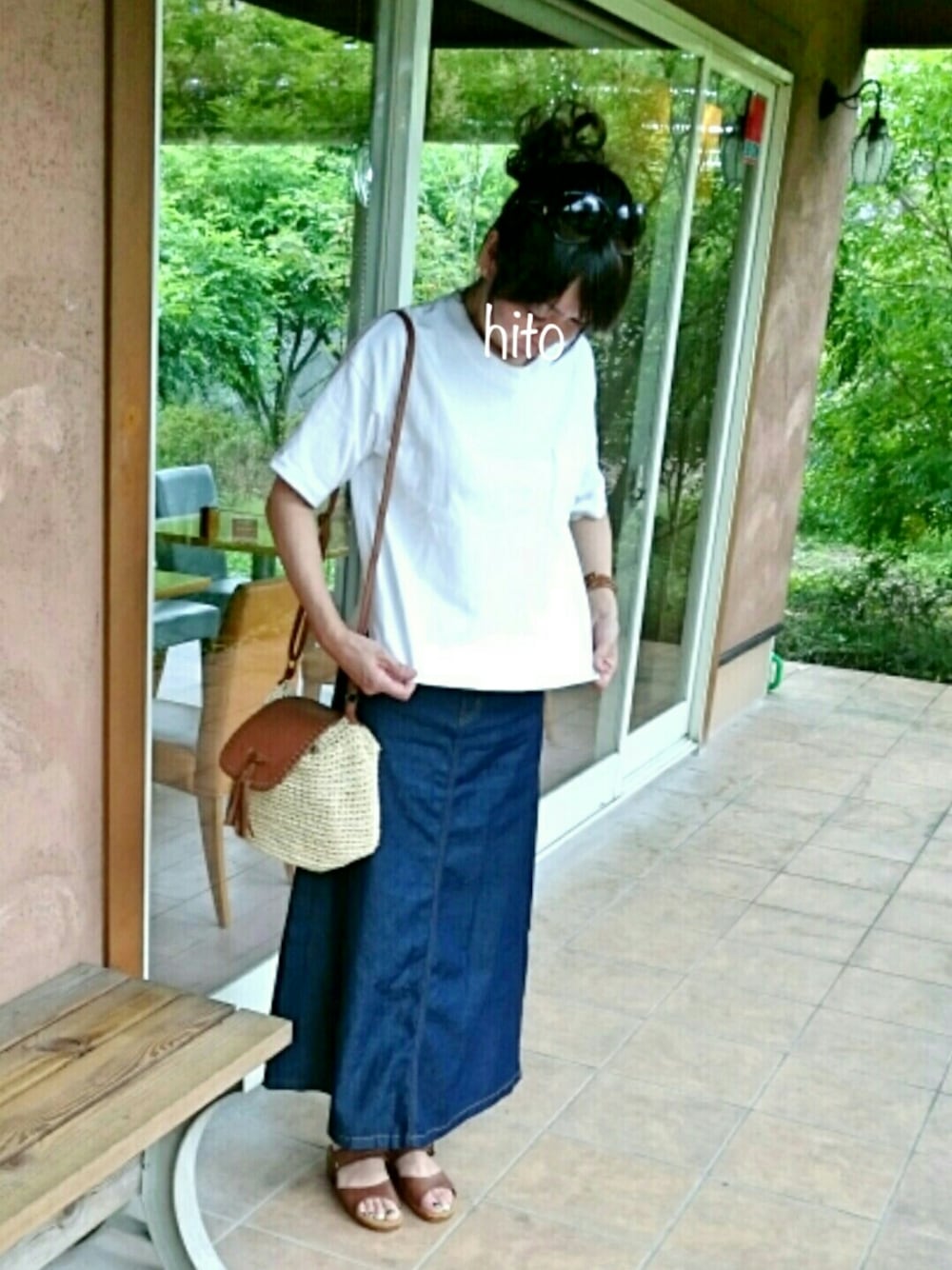 ブルー系のスカート、ベージュ系のショルダーバッグ、ブラウン系のサンダルを着用したレディースの夏コーディネートの1枚目の写真