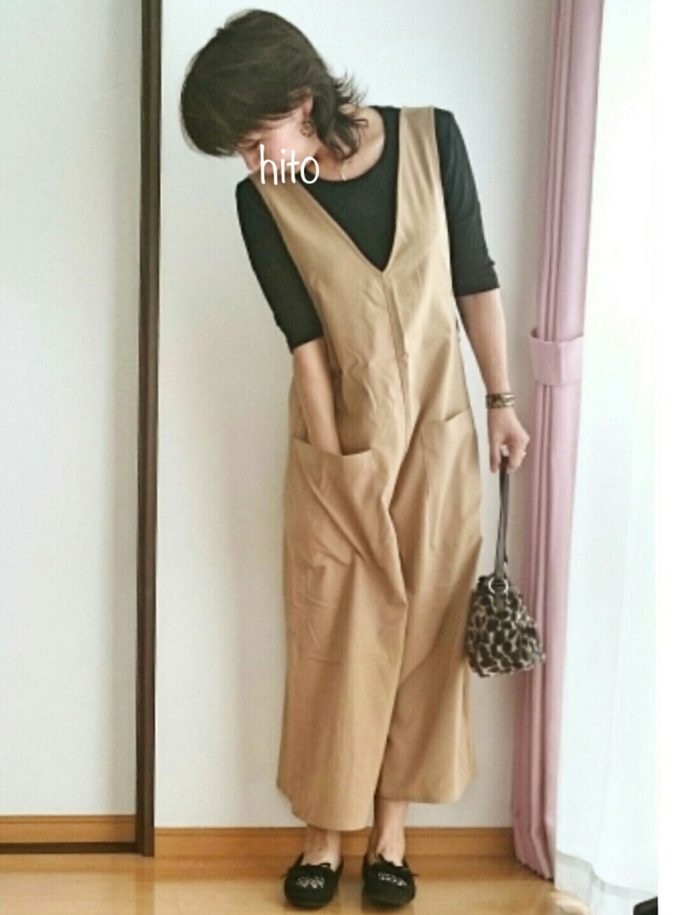 ブラウン系のハンドバッグ、ブラック系のシューズ、ベージュ系のつなぎ/オールインワンを着用したレディースの秋コーディネートの1枚目の写真