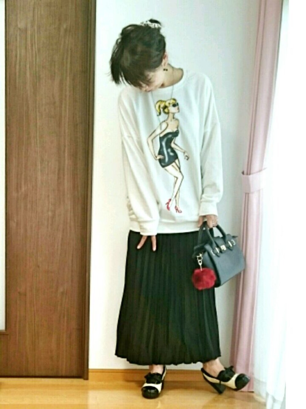 ホワイト系のスウェット、グリーン系のスカート、ブラック系のパンプスを着用したレディースの秋コーディネートの1枚目の写真