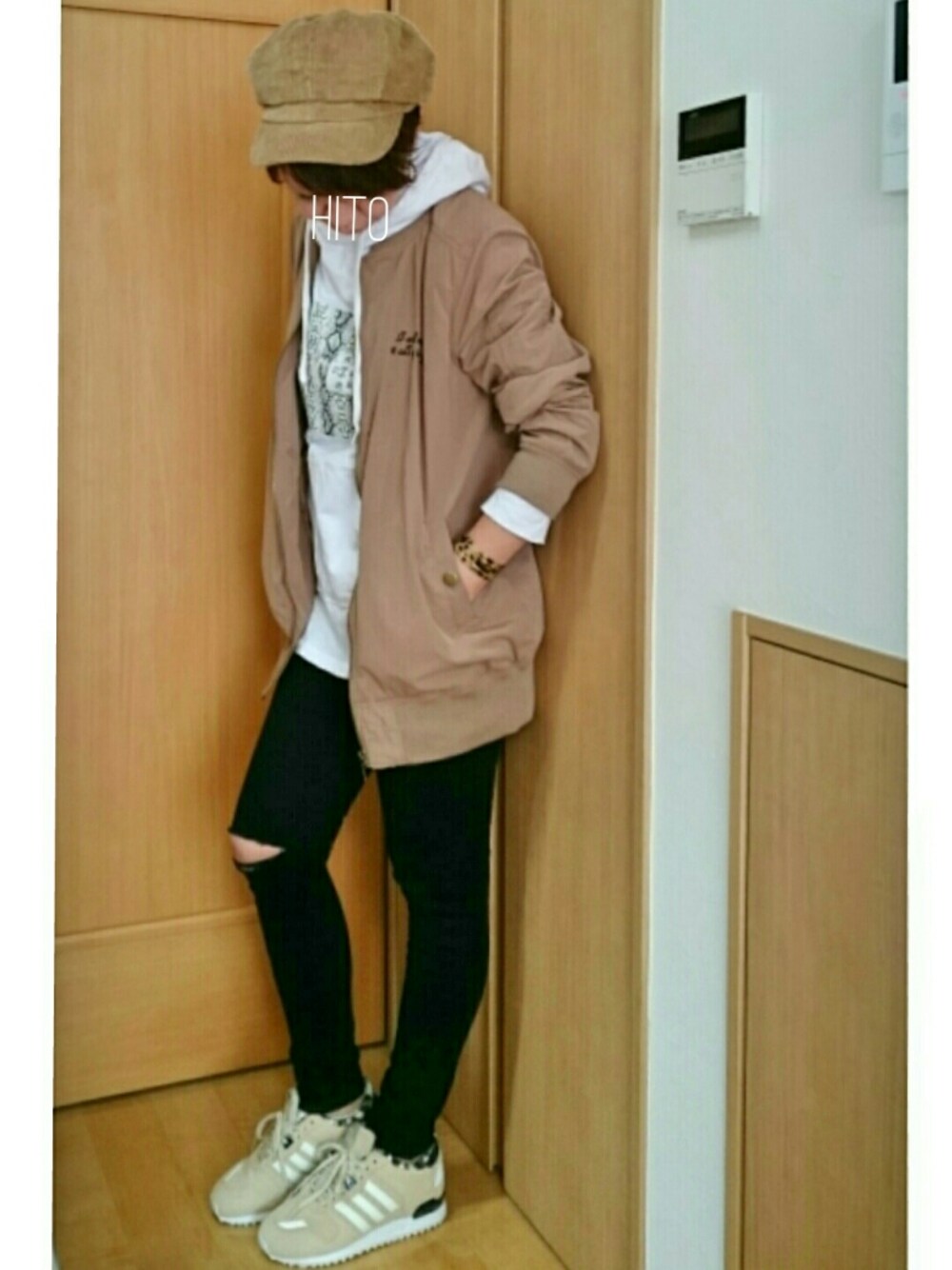 ベージュ系のスニーカー、ブラック系のその他パンツ、ブラウン系のブルゾンを着用したレディースの秋コーディネートの1枚目の写真