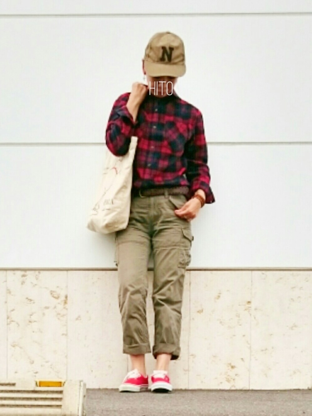 レッド系のスニーカー、グリーン系のカーゴパンツ、レッド系のシャツ/ブラウスを着用したレディースの秋コーディネートの1枚目の写真