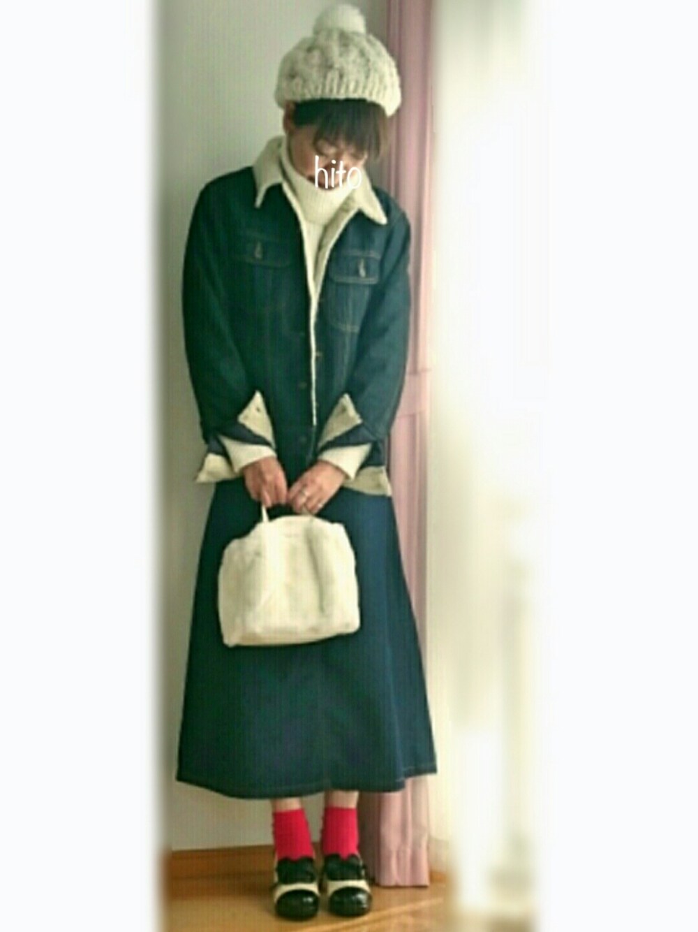 ブルー系のスカート、ブラック系のパンプス、ホワイト系のバッグを着用したレディースの秋コーディネートの1枚目の写真