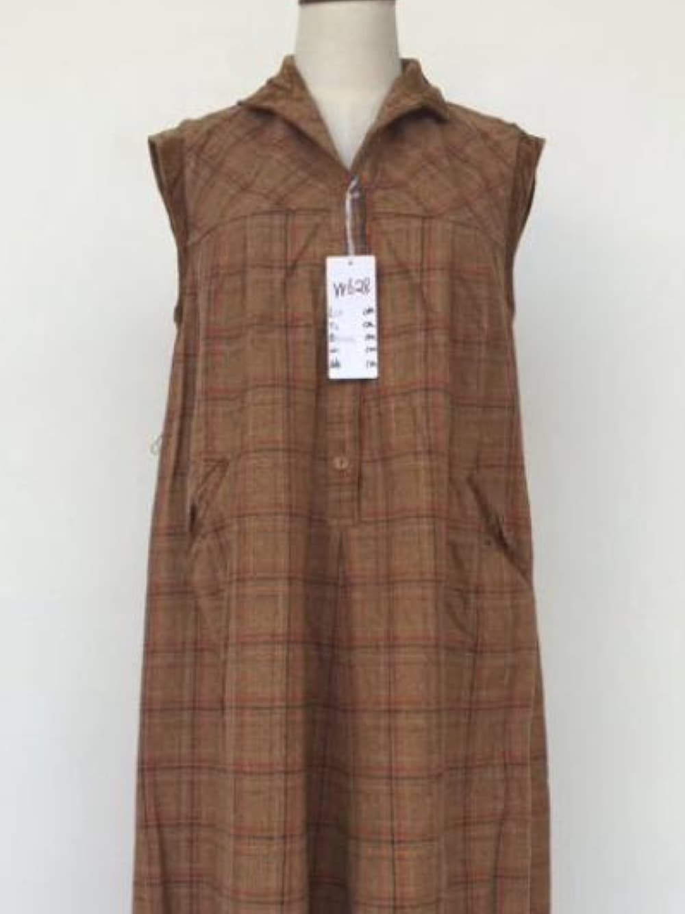 ブラウン系のワンピース/ドレス、ブラウン系のワンピースを着用したレディースの秋コーディネートの1枚目の写真