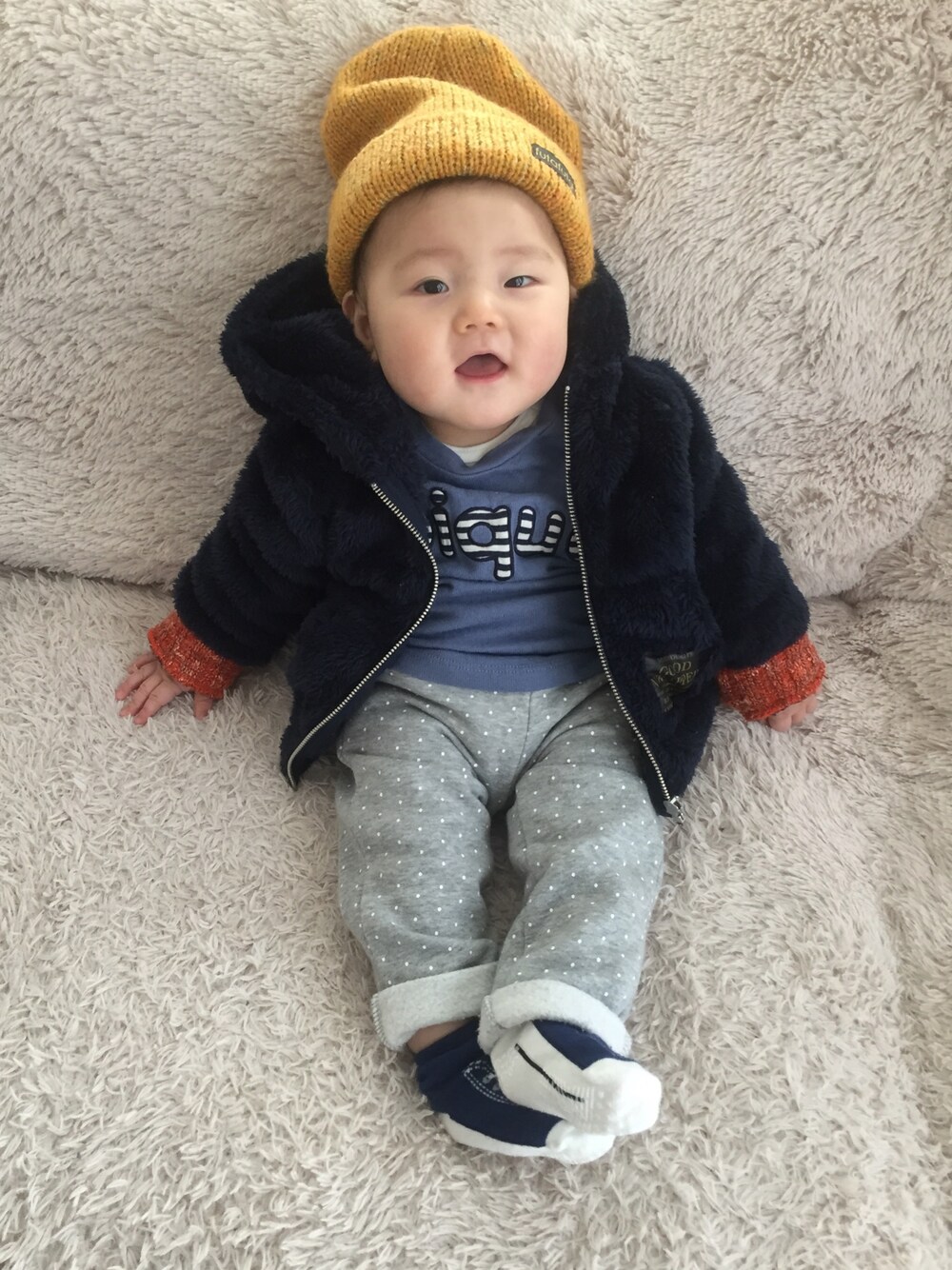 ブルー系のパーカー、ブルー系のTシャツ/カットソー、グレー系のその他パンツを着用したキッズの冬コーディネートの1枚目の写真