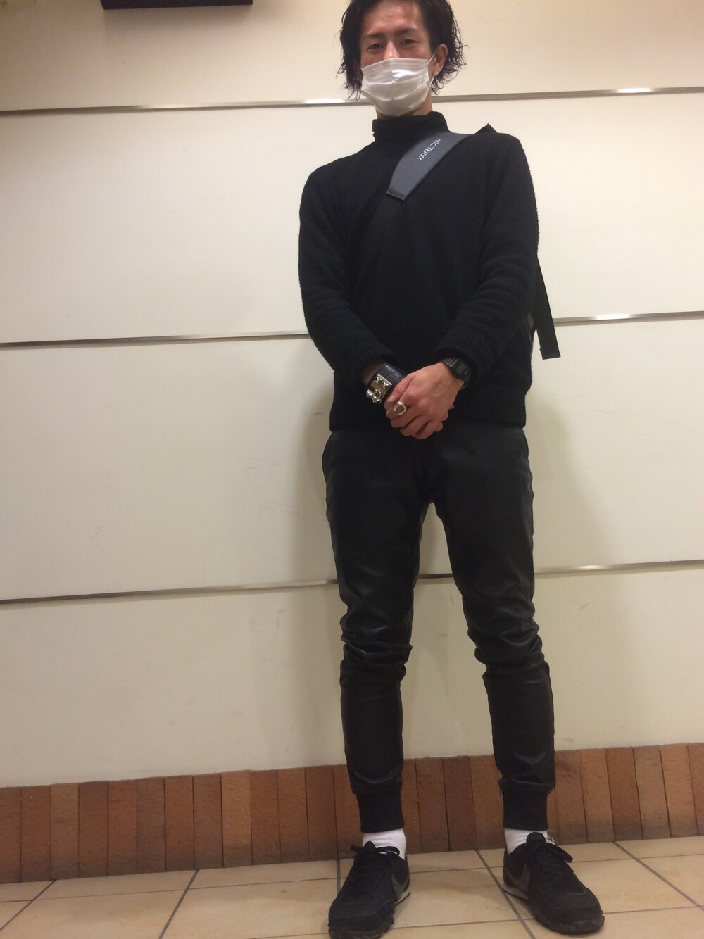 「ブラックコーデ、レザーパンツ」｜「UNIQLOのアイテム（ニット/セーター、ブラック系）」を使った、Takuma Ugawaさん（メンズ・175cm）の冬コーディネートの1枚目の写真