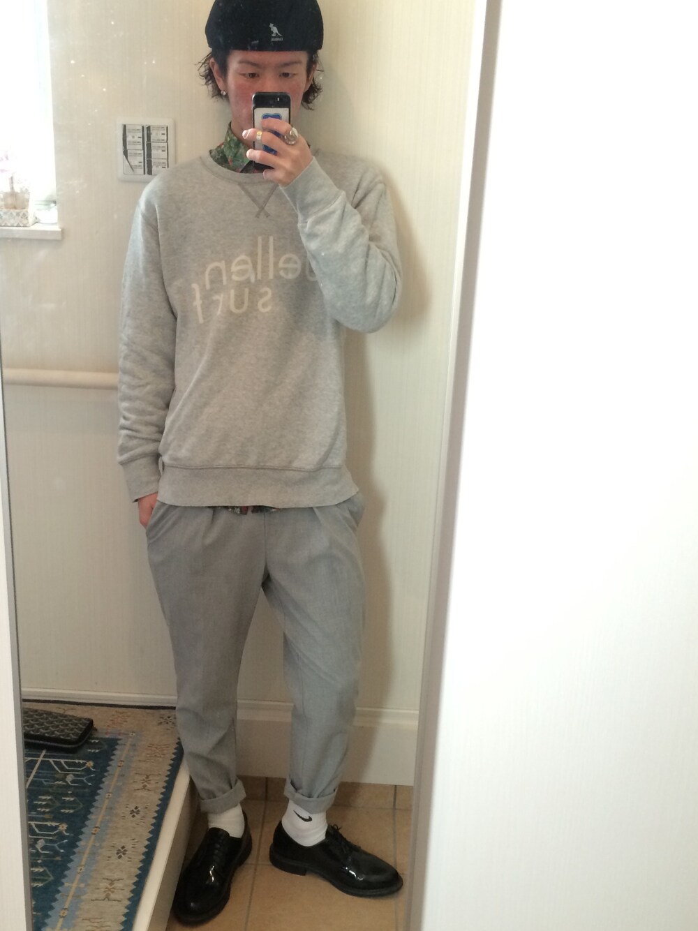 「グレーコーデ、グレー、シロソックス、ベレー帽」｜「GUのアイテム（スウェット、グレー系）」を使った、Takuma Ugawaさん（メンズ・175cm）の冬コーディネートの1枚目の写真