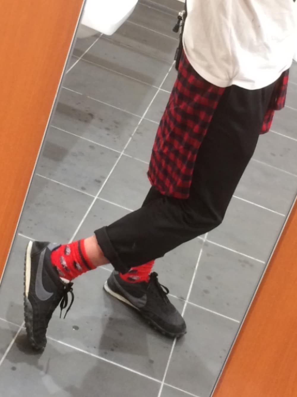 「チエックシャツ、ナイキ、ナイキスニーカー、ソックスコーデ」｜「NIKEのアイテム（スニーカー、ブラック系）」を使った、Takuma Ugawaさん（メンズ・175cm）の春コーディネートの1枚目の写真