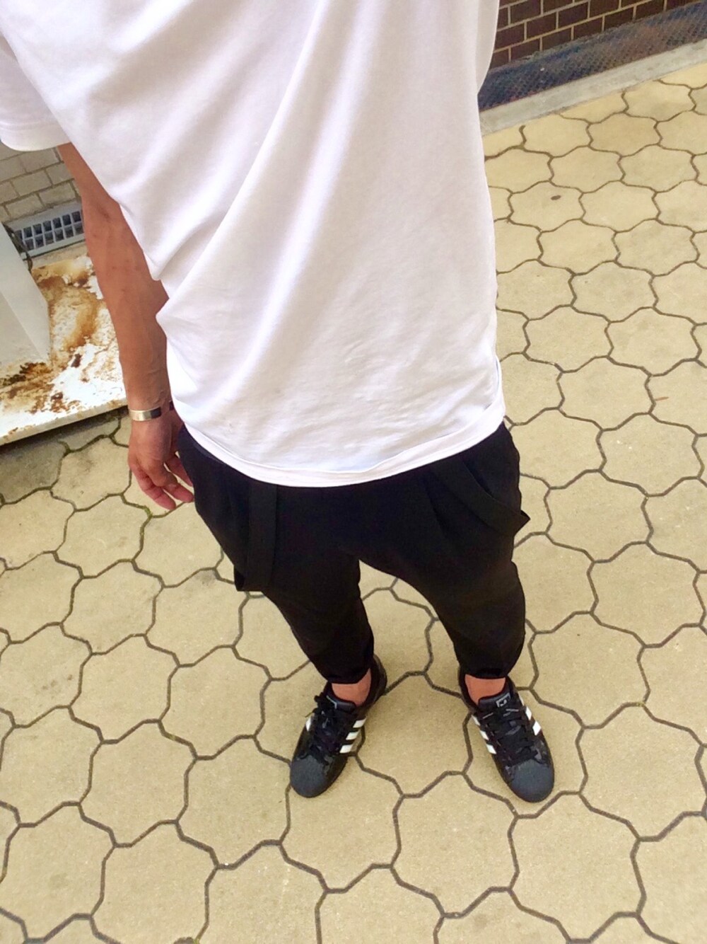 「シンプル、アディダス」｜「WHO'S WHO galleryの【adidas】SUPERSTAR 80s（スニーカー、ブラック系）」を使った、Takuma Ugawaさん（メンズ・175cm）の春コーディネートの1枚目の写真