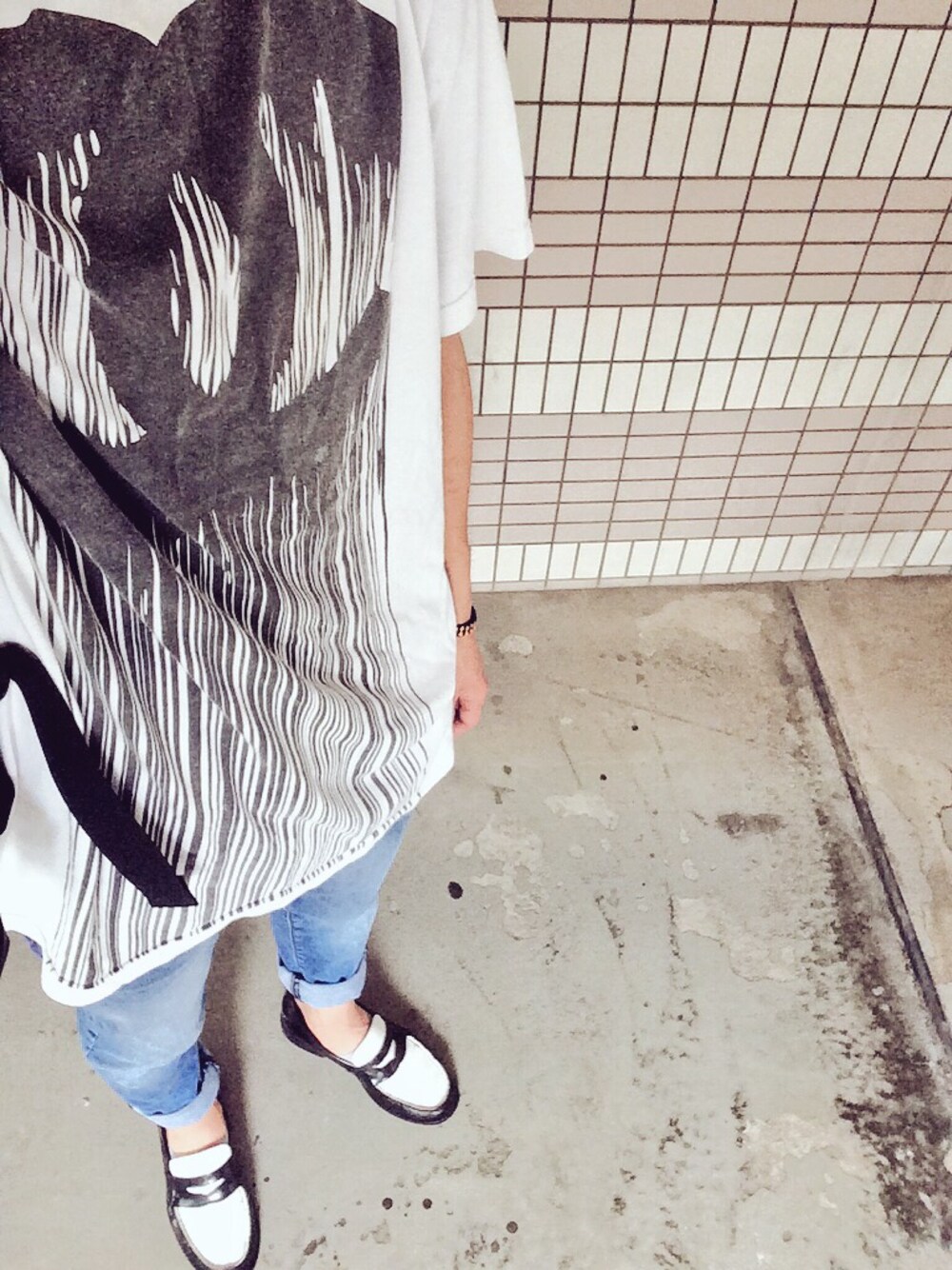 「シャネル、カジュアル、カジュアルコーデ」｜「CHANELのアイテム（Tシャツ/カットソー、ホワイト系）」を使った、Takuma Ugawaさん（メンズ・175cm）の夏コーディネートの1枚目の写真