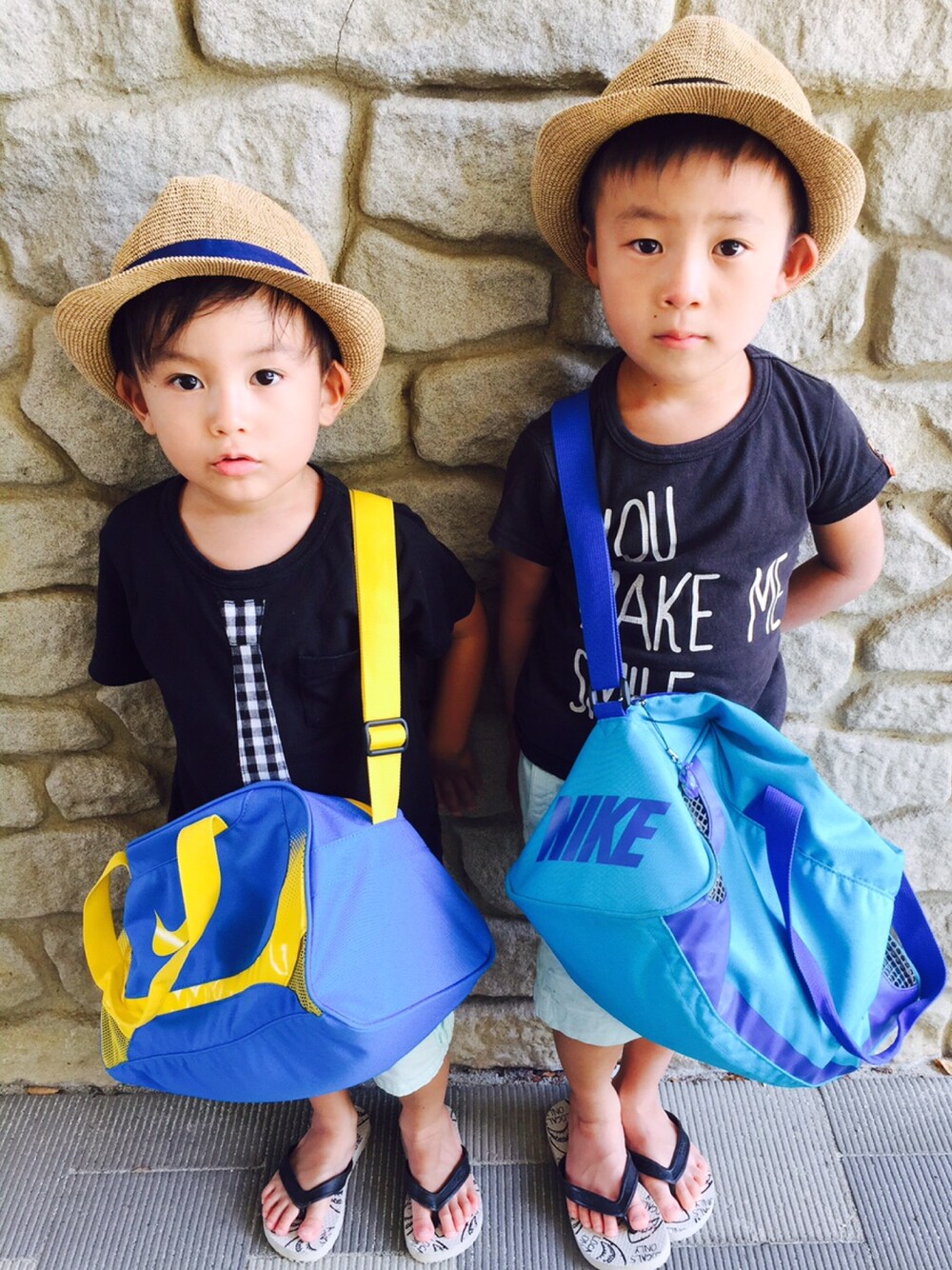 ブラック系のTシャツ/カットソー、ブラック系のTシャツ/カットソー、ブルー系のショルダーバッグを着用したキッズの夏コーディネートの1枚目の写真