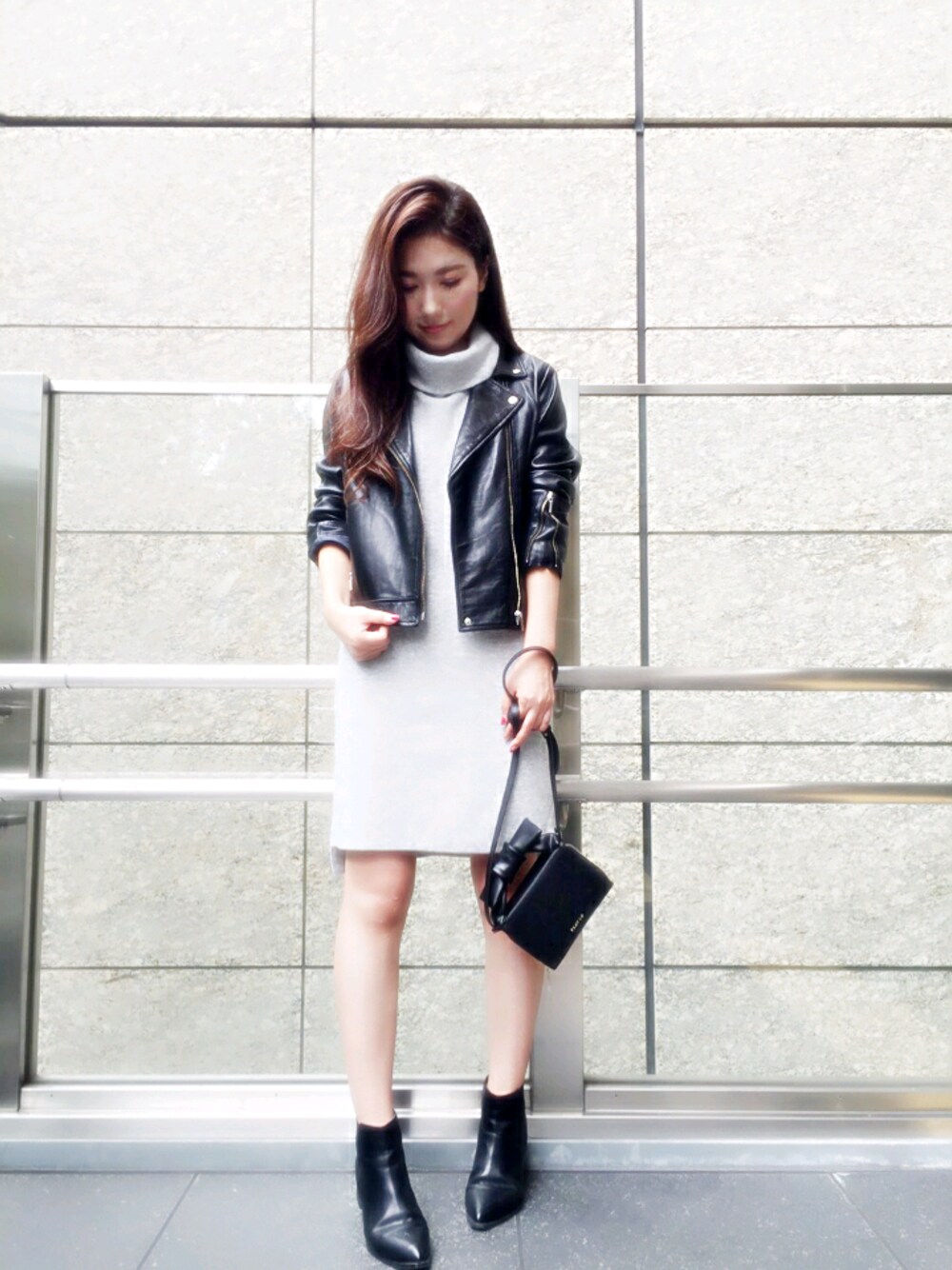 「秋服、ライダース、タートルネック、ニット、ニットワンピ、ジャケット、FRAY I.D」｜「FRAY I.Dのリボンミニショルダー（ショルダーバッグ、ブラック系）」を使った、chisato mikiさん（レディース・162cm）の秋コーディネートの1枚目の写真