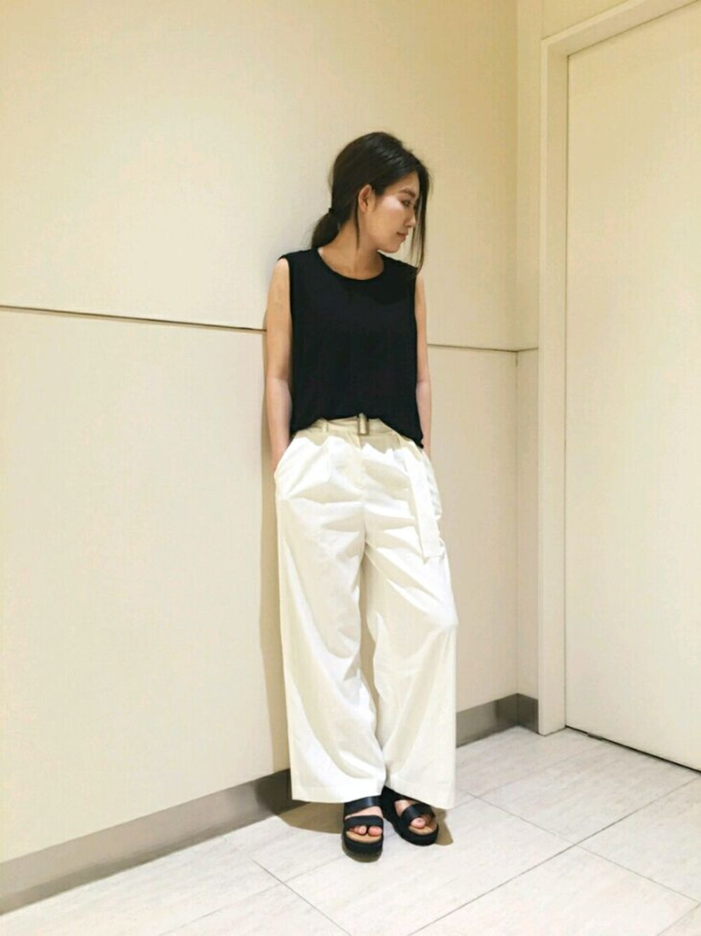 「オトナカジュアル、ラフ、ゆるコーデ、シンプル、summer、モノトーン、ホワイト、FRAY I.D、ワイドパンツ、厚底サンダル」｜「FRAY I.Dのランダムカットサンダル（サンダル、ブラック系）」を使った、chisato mikiさん（レディース・162cm）の夏コーディネートの1枚目の写真