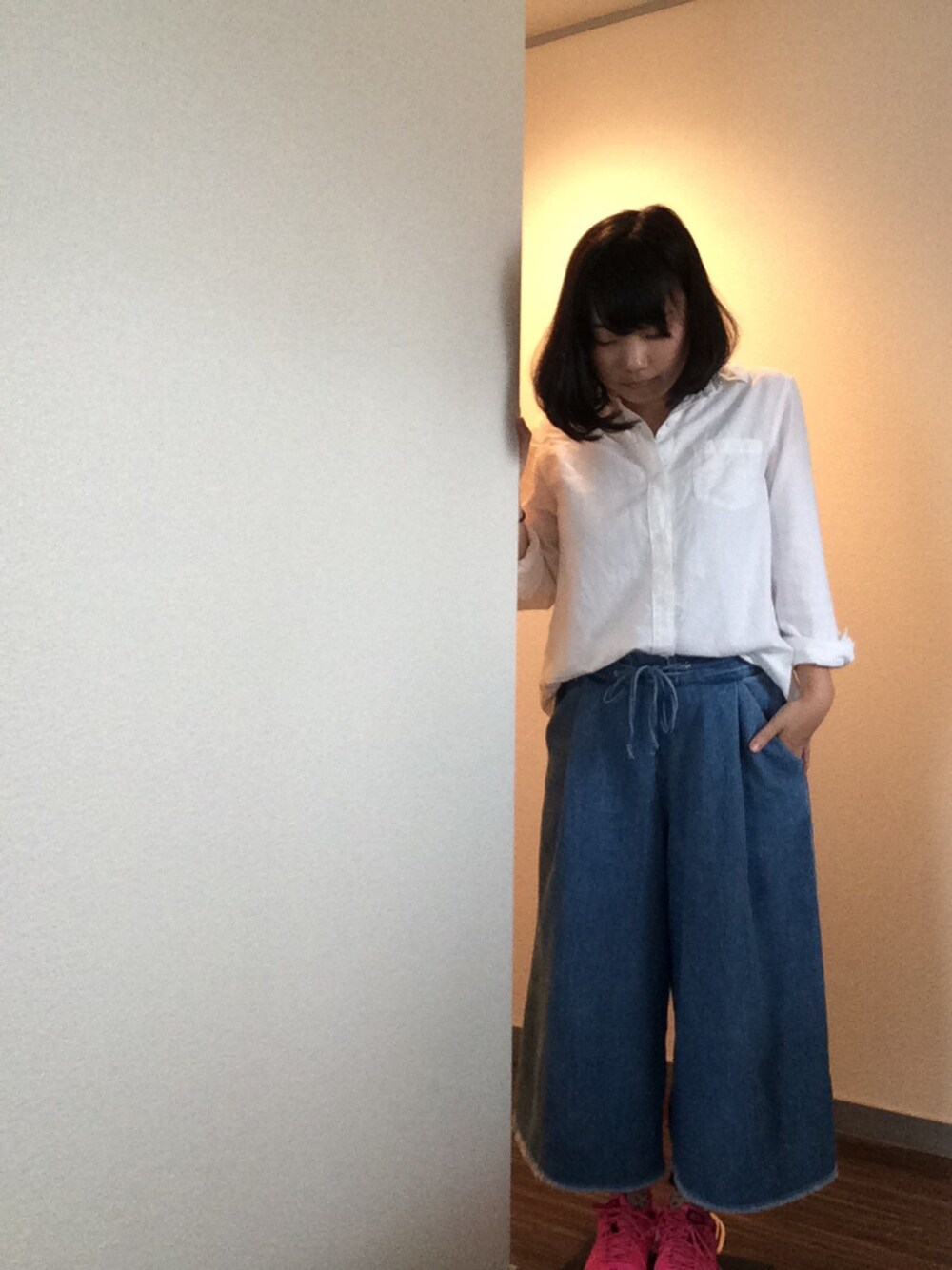 「ZARA、ワイドパンツ、白シャツ、ナイキ、ランシュー、ビビットカラー、ボブ」｜「ZARAのアイテム（その他パンツ、ブルー系）」を使った、もこもこさん（レディース・152cm）の春コーディネートの1枚目の写真