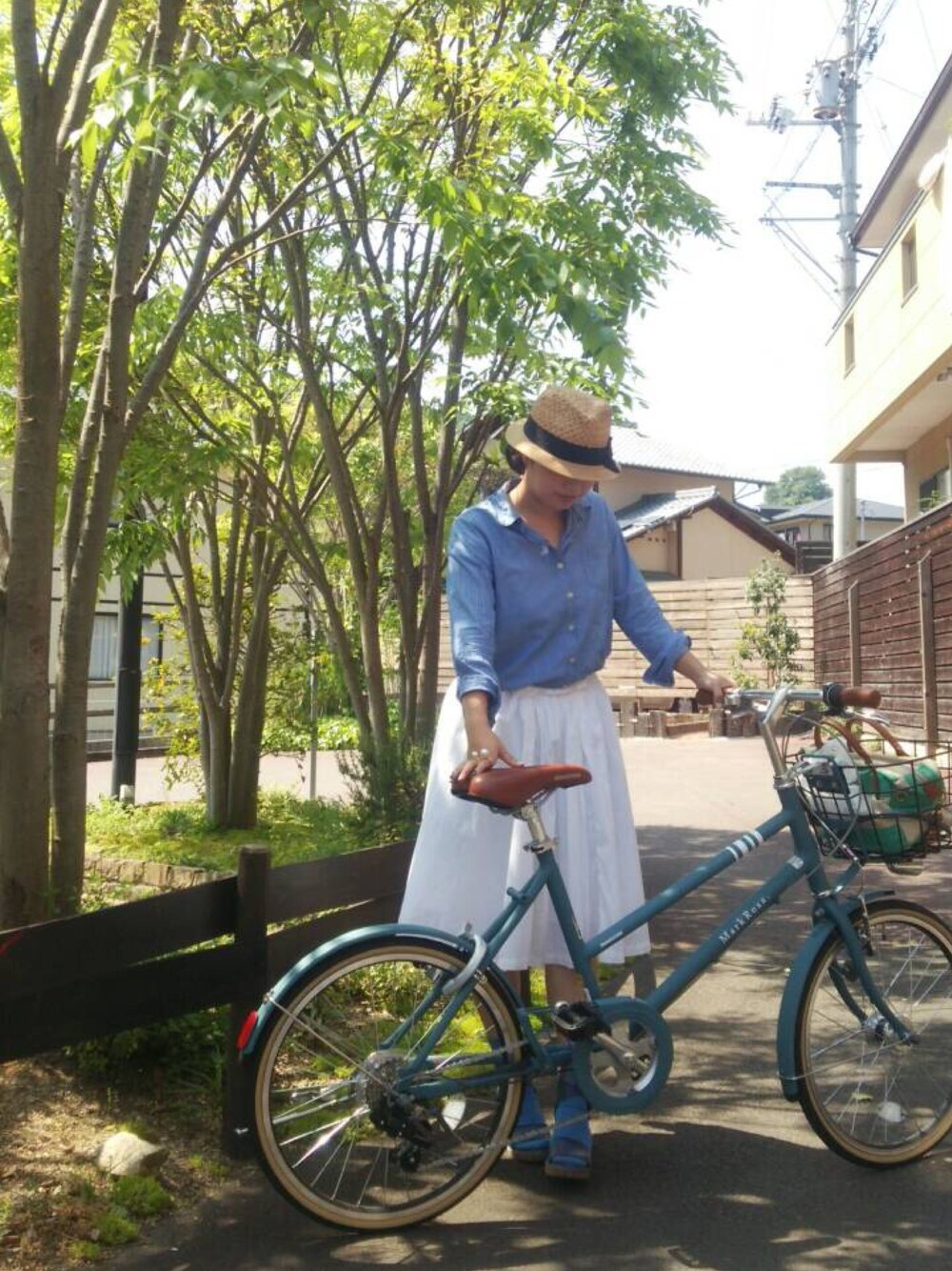 「カフェ、自転車、サンダル、くつした、帽子、白スカート、フレアスカート、夏」｜「GAPのアイテム（サンダル、ブルー系）」を使った、もこもこさん（レディース・152cm）の春コーディネートの1枚目の写真
