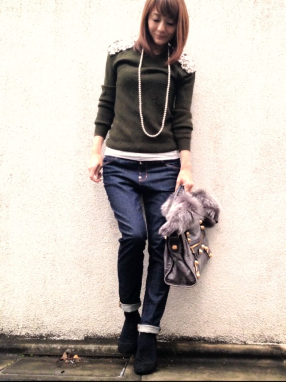 「モスグリーン、Pachilで撮ってみた、デニム×ヒール、ファー小物、右脚上げる」｜「DRESSLAVEの右手がバレバレな件（ネックウォーマー/スヌード、グレー系）」を使った、ＬＵＭＩＥさん（レディース・163cm）の秋コーディネートの1枚目の写真