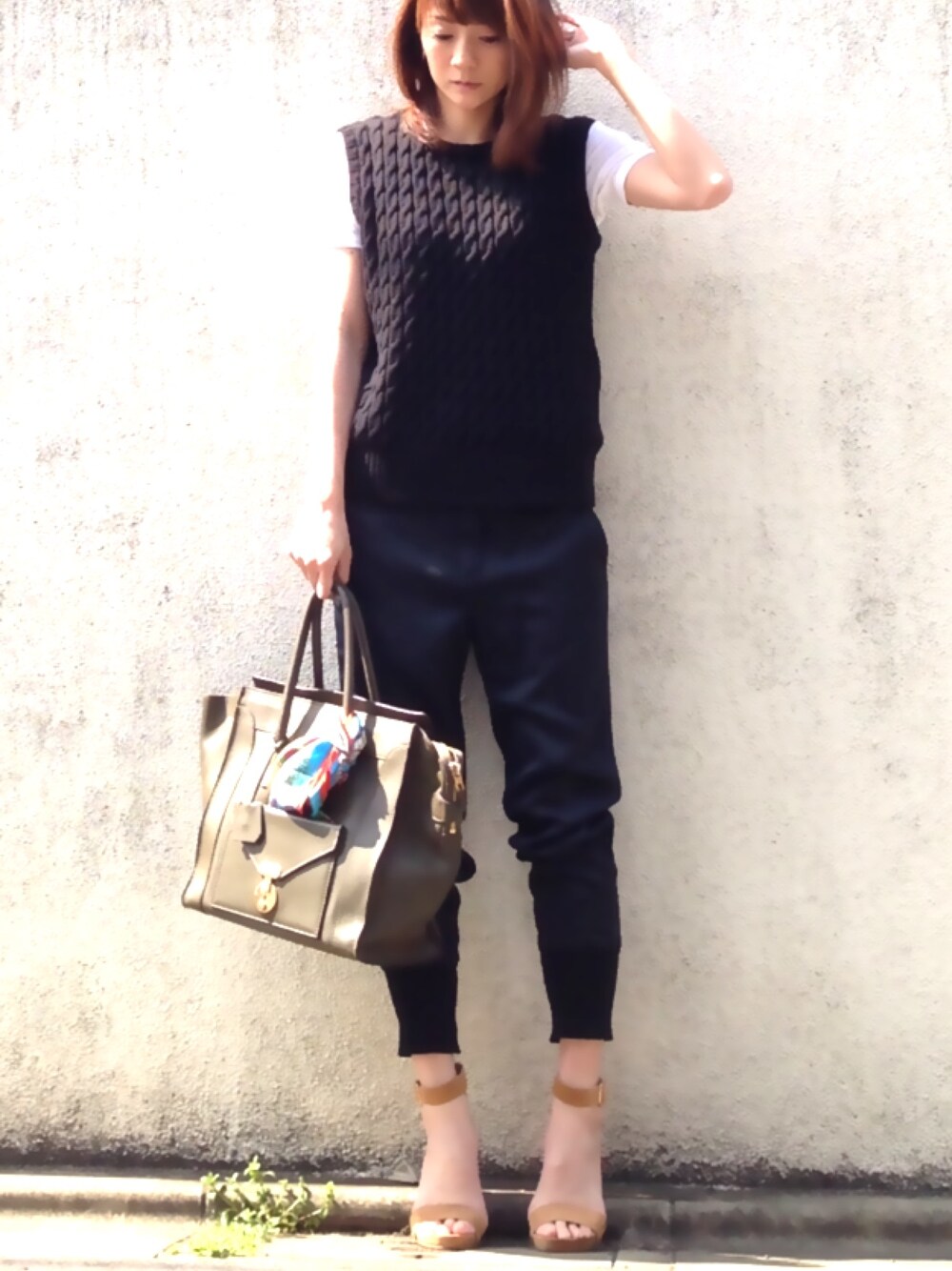 「モノトーンコーデ、ニットベスト、ケーブルニット、リブパンツ、サンダル、白Tシャツ、スカーフ」｜「MOUSSYのSleeveless Cable KNIT（ベスト、ブラック系）」を使った、ＬＵＭＩＥさん（レディース・163cm）の春コーディネートの1枚目の写真