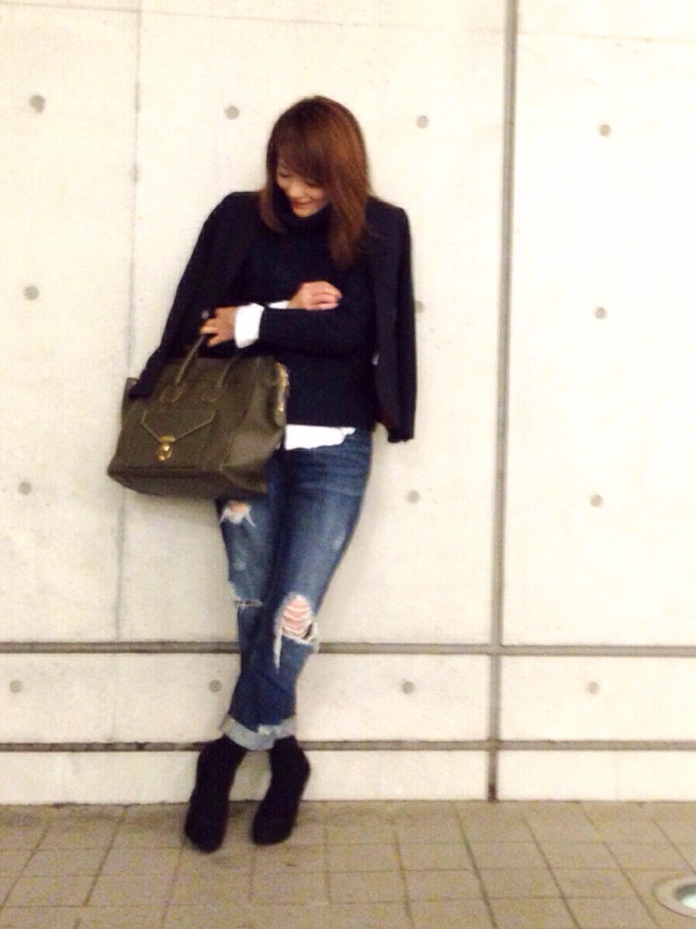 ブルー系のニット/セーター、ブルー系のテーラードジャケット、グリーン系のハンドバッグを着用したレディースの秋コーディネートの1枚目の写真