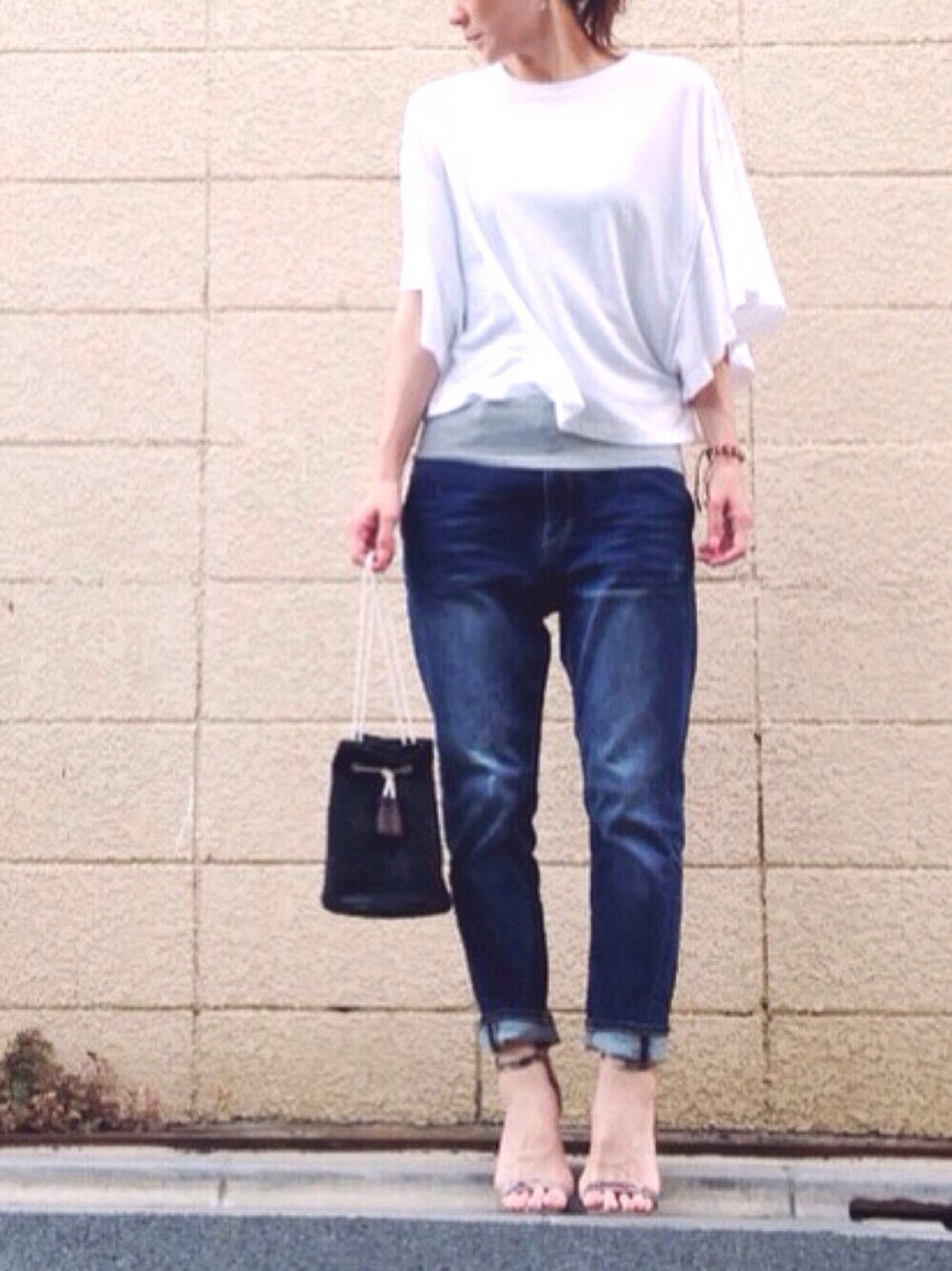 ブラック系のショルダーバッグ、ホワイト系のTシャツ/カットソー、ブラウン系のサンダルを着用したレディースの夏コーディネートの1枚目の写真