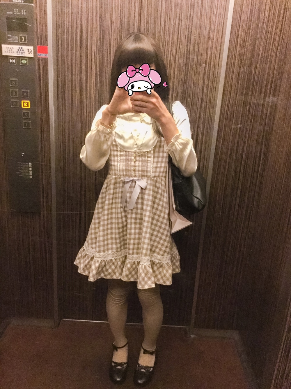 「ガーリー、ankrouge、amavel、axesfemme、BODYLINE」｜「Ank Rougeのアイテム（シャツ/ブラウス、ホワイト系）」を使った、綾瀬むぐさん（メンズ・162cm）の春コーディネートの1枚目の写真