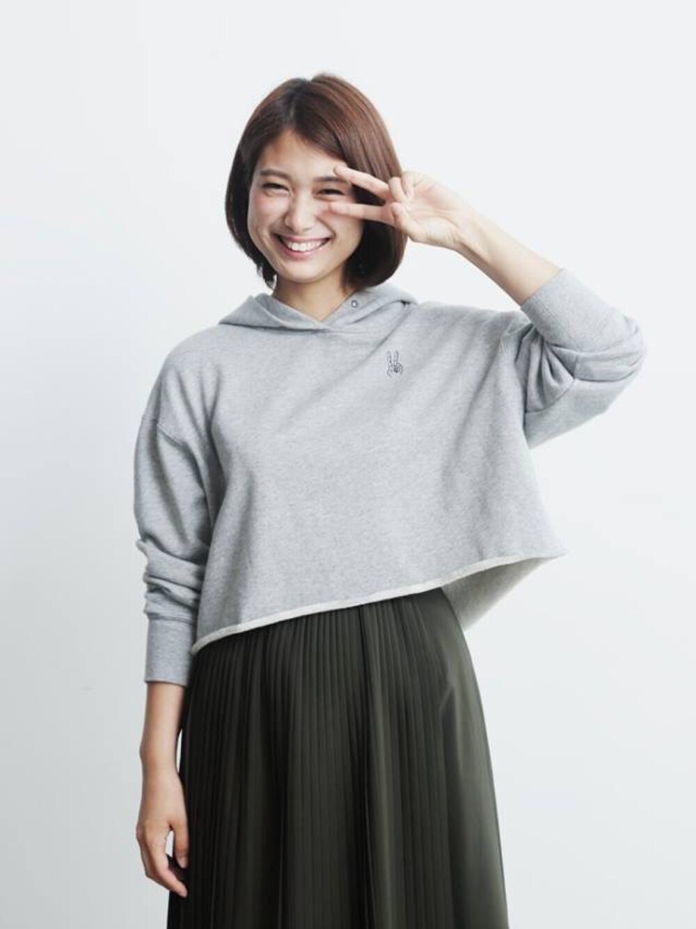 「ラブ＆ピース2015、高橋愛」｜「haco!のラブ＆ピースプロジェクト　高橋愛さんデザイン　ピース刺しゅうスウェット＜レディース＞（スウェット、グレー系）」を使った、＿m.さん（レディース・165cm）の秋コーディネートの1枚目の写真