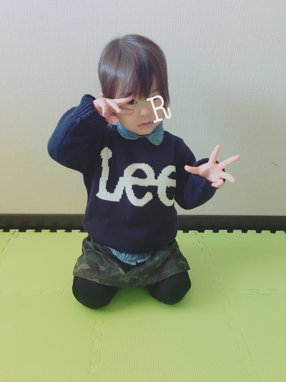 「Leeのアイテム（ニット/セーター、ブラック系）」を使った、ぴーまんさん（キッズ・90cm）の冬コーディネートの1枚目の写真