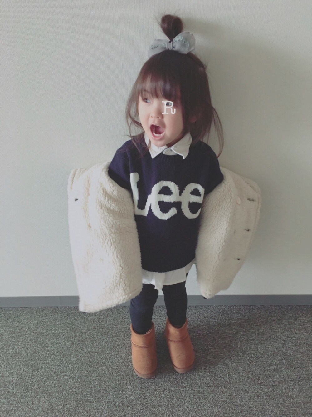 「シャツワンピ」｜「Leeのアイテム（ニット/セーター、ブルー系）」を使った、ぴーまんさん（キッズ・90cm）の冬コーディネートの1枚目の写真