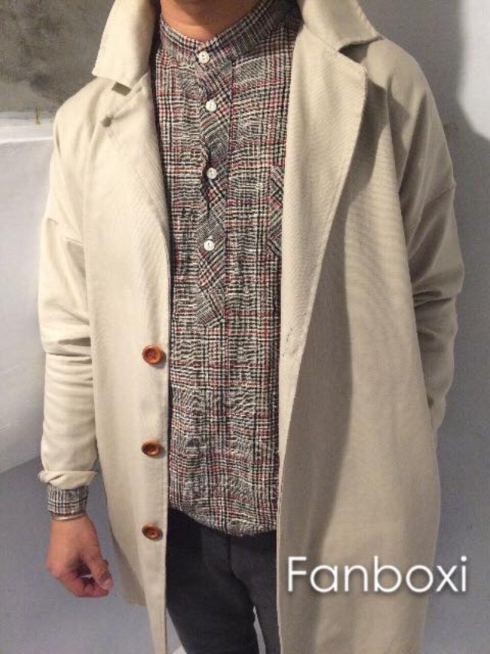「Sherlock、fanboxi」｜「VINTAGEのアイテム（シャツ/ブラウス、ベージュ系）」を使った、fanboxi さん（メンズ・178cm）の冬コーディネートの1枚目の写真