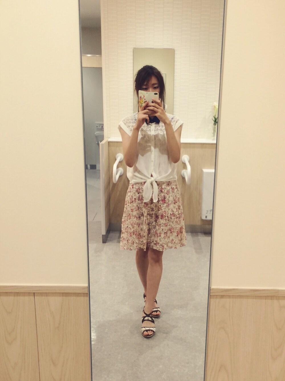 ブルー系のシャツ/ブラウス、ピンク系のワンピース、ブラウン系のサンダルを着用したレディースの秋コーディネートの1枚目の写真