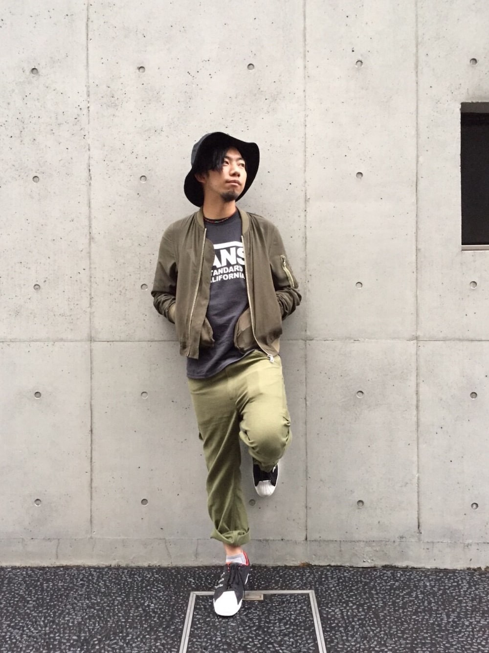 「PHENOMENONのCHIFFON MA-1(WOMEN)（ミリタリージャケット、グリーン系）」を使った、kohei TBKさん（メンズ・174cm）の秋コーディネートの1枚目の写真
