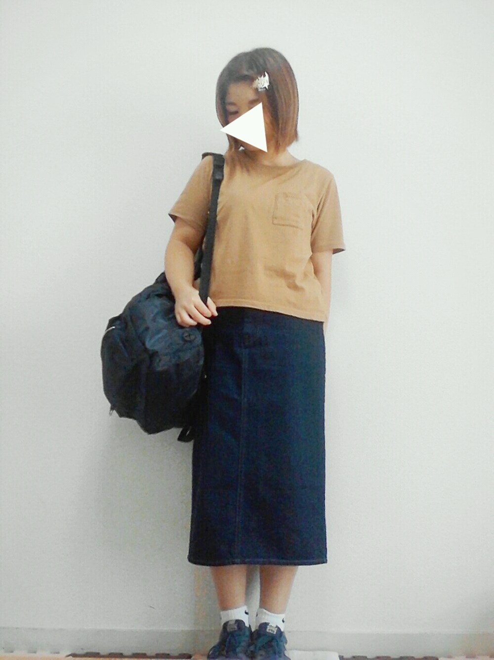 イエロー系のTシャツ/カットソー、ブルー系のバックパック/リュック、ブルー系のスカートを着用したレディースの秋コーディネートの1枚目の写真
