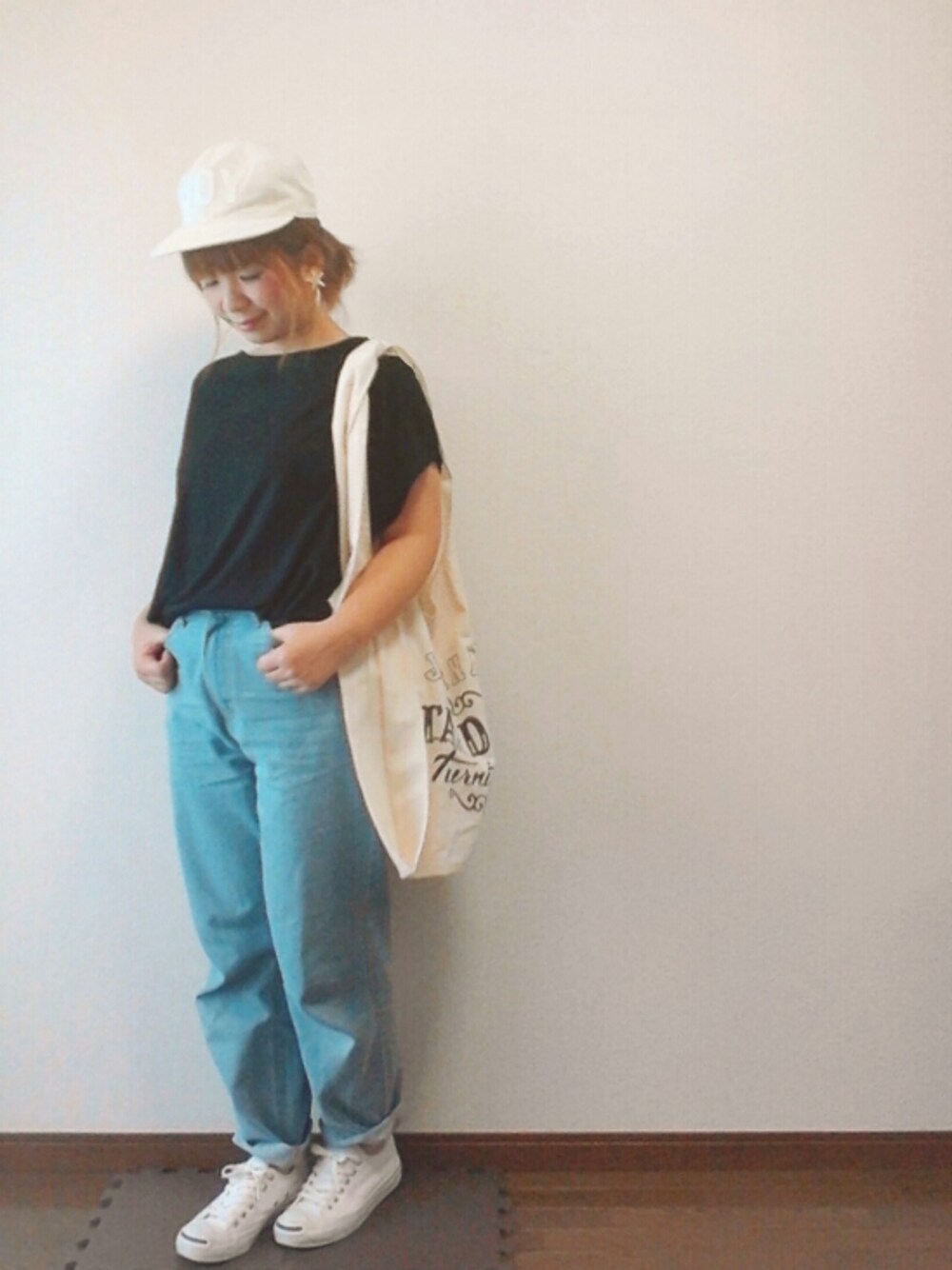 「haco!、デニム、コンバース、エコバッグ、キャップ、カジュアル、シンプルコーデ、スニーカー」｜「journal standard Furniture のMARCHE BAG（トートバッグ、その他）」を使った、yakkoさん（レディース・152cm）の夏コーディネートの1枚目の写真