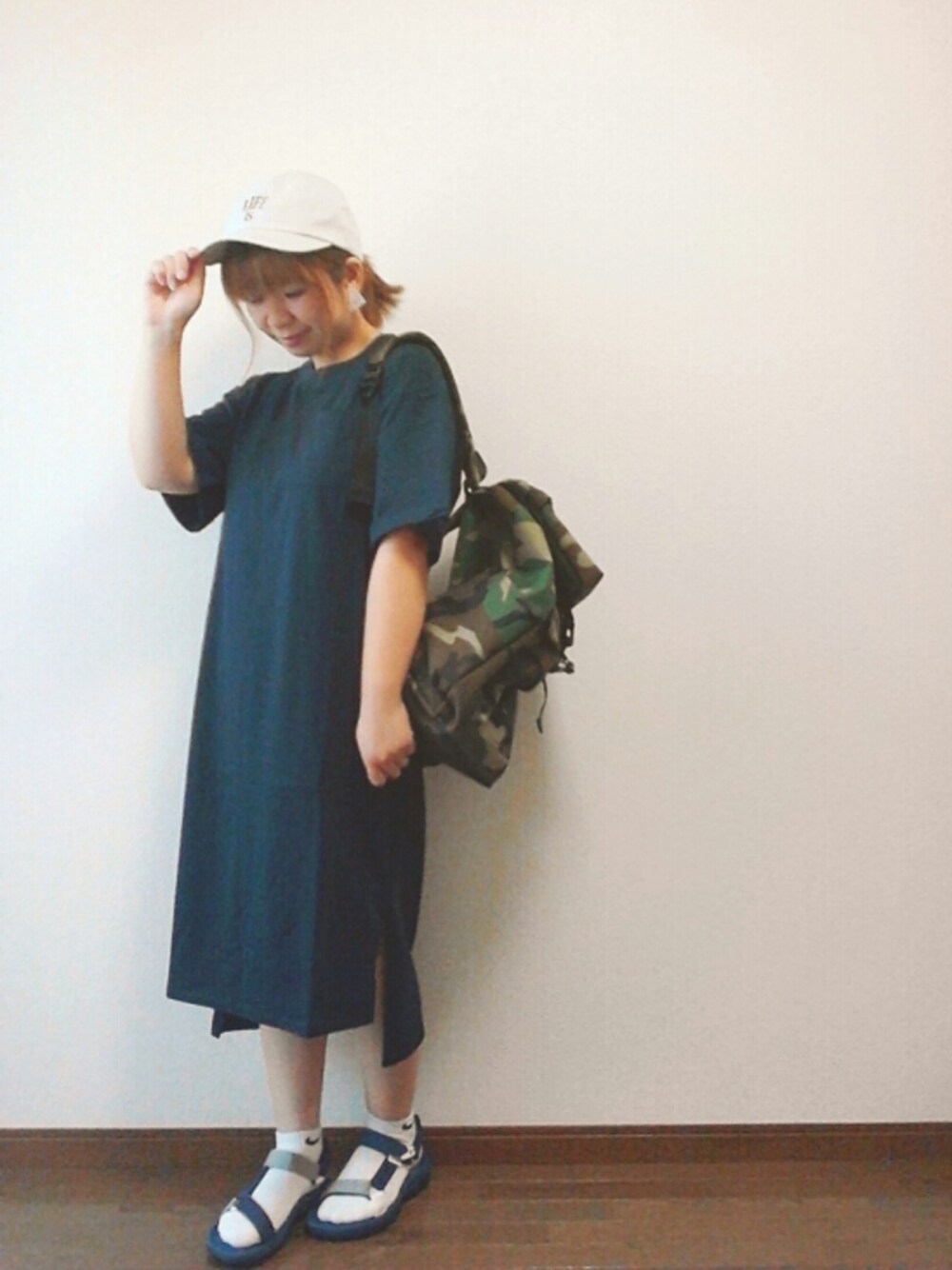 ブルー系のシャツワンピース、その他のバックパック/リュック、ブルー系のサンダルを着用したレディースの夏コーディネートの1枚目の写真