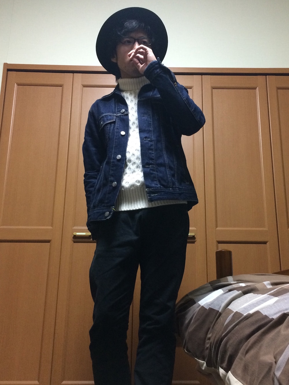 ブルー系のデニムジャケット、ブラック系のデニムパンツ、ホワイト系のニット/セーターを着用したメンズの秋コーディネートの1枚目の写真