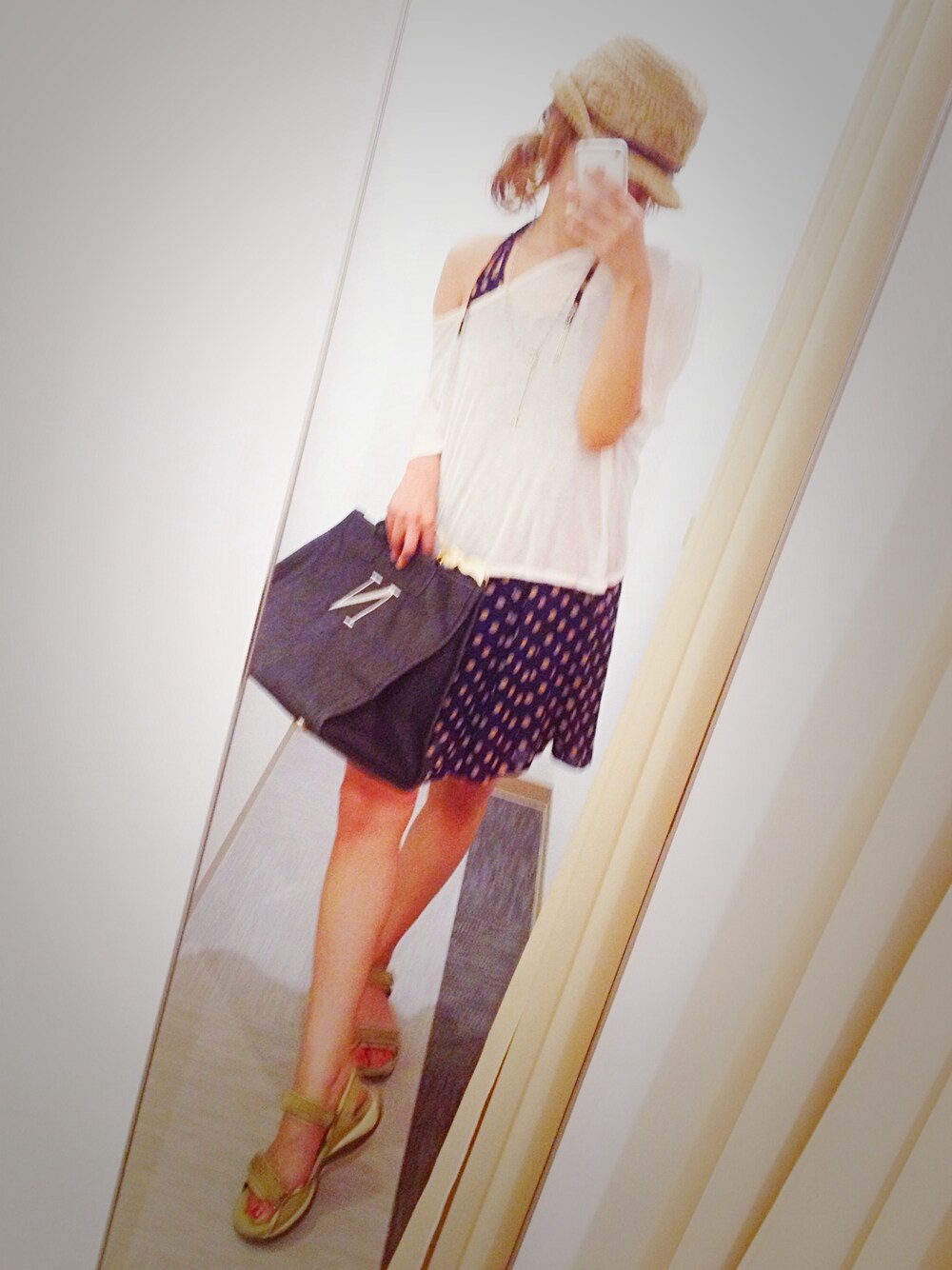 ホワイト系のTシャツ/カットソー、ブルー系のワンピース、その他のトートバッグを着用したレディースの夏コーディネートの1枚目の写真