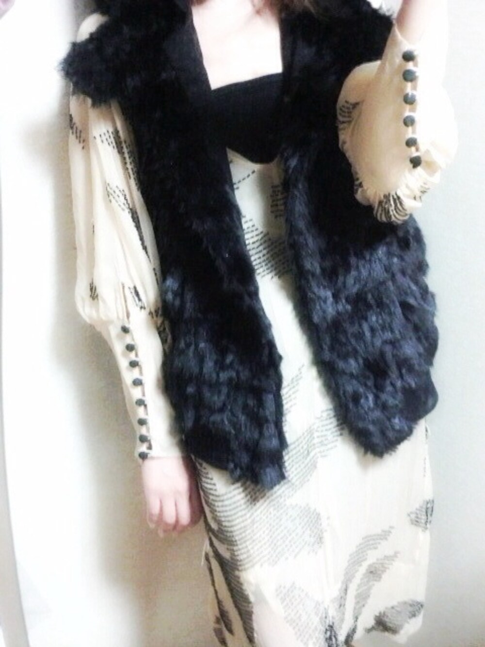 ベージュ系のワンピースを着用したレディースの夏コーディネートの1枚目の写真