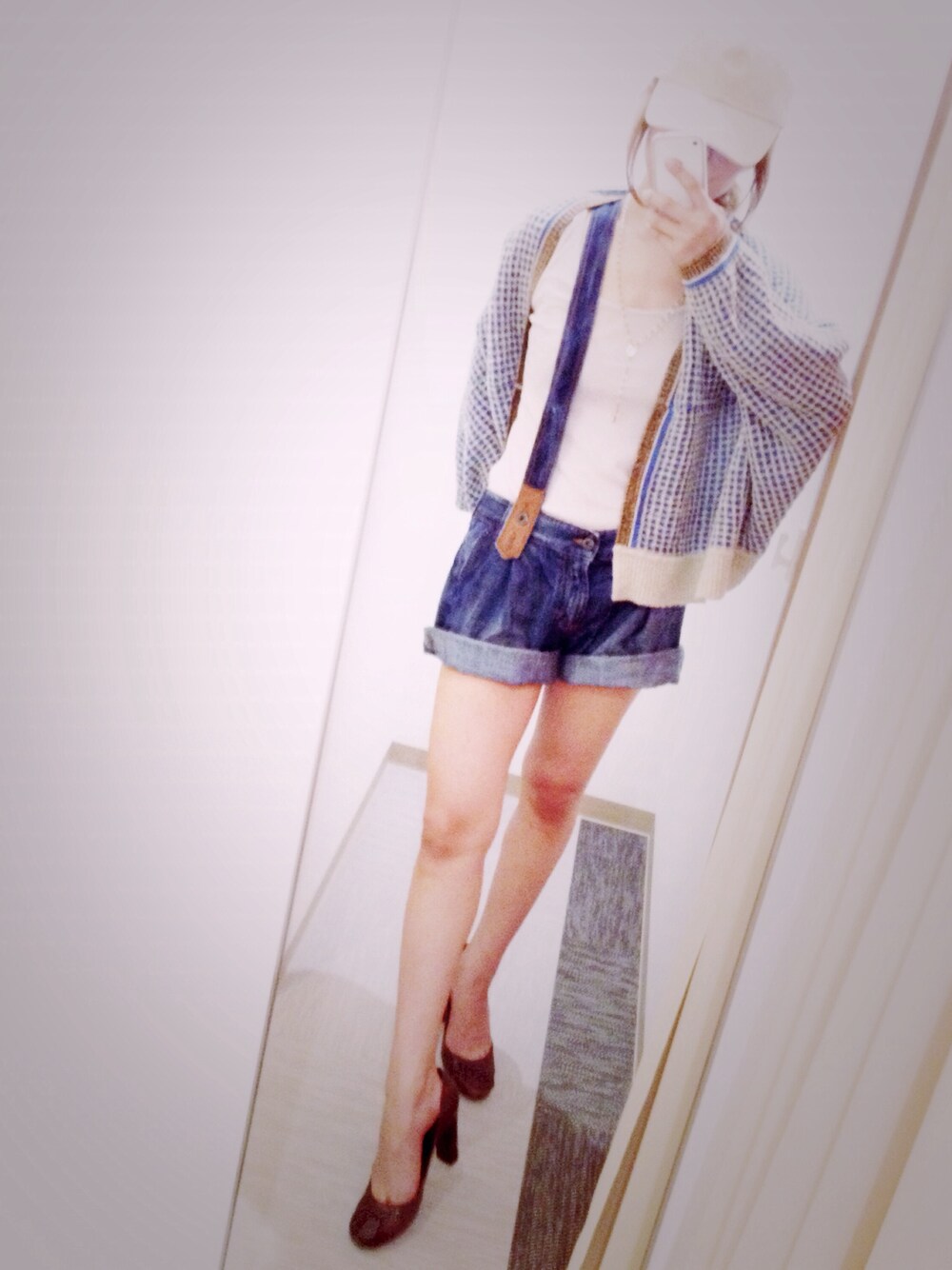 ブルー系のカーディガン/ボレロ、グレー系のタンクトップ、ブルー系のサロペット/オーバーオールを着用したレディースの夏コーディネートの1枚目の写真