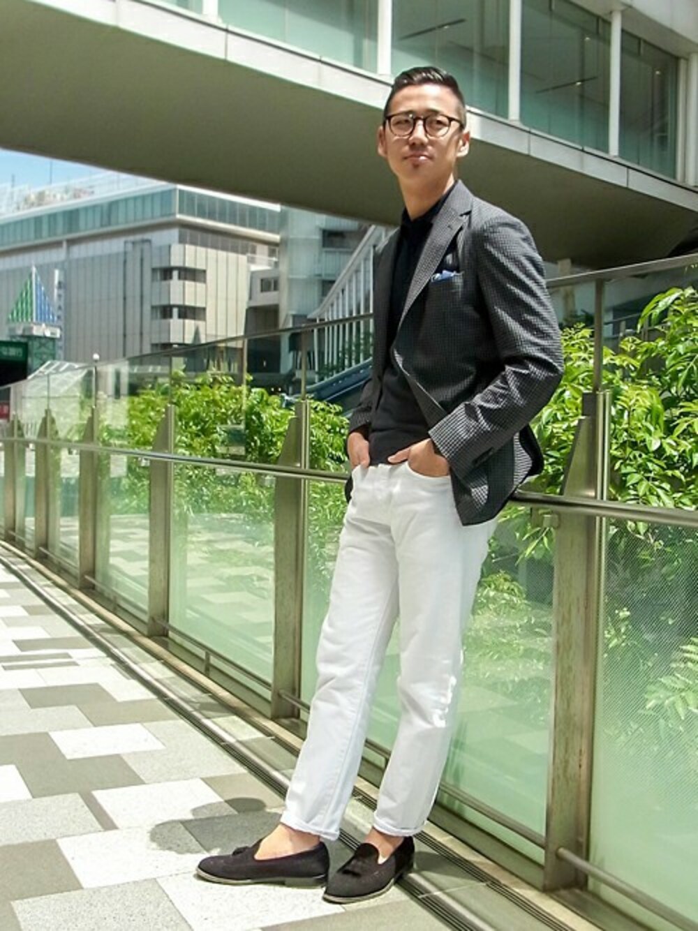 ブラック系のドレスシューズ、ベージュ系のバンダナ/スカーフ、ブラック系のメガネを着用したメンズの春コーディネートの1枚目の写真