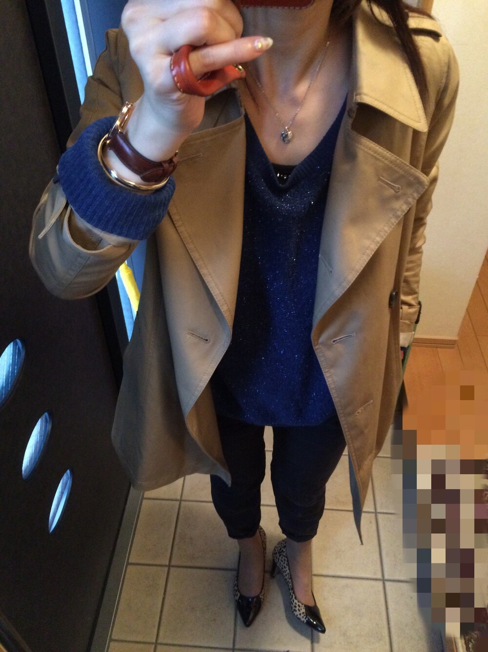 ベージュ系のトレンチコート、ブルー系のニット/セーター、その他のパンプスを着用したレディースの春コーディネートの1枚目の写真