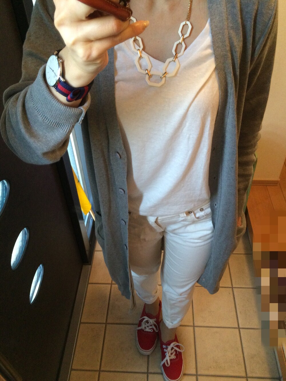 ホワイト系のTシャツ/カットソー、レッド系のスニーカー、グレー系のカーディガン/ボレロを着用したレディースの春コーディネートの1枚目の写真