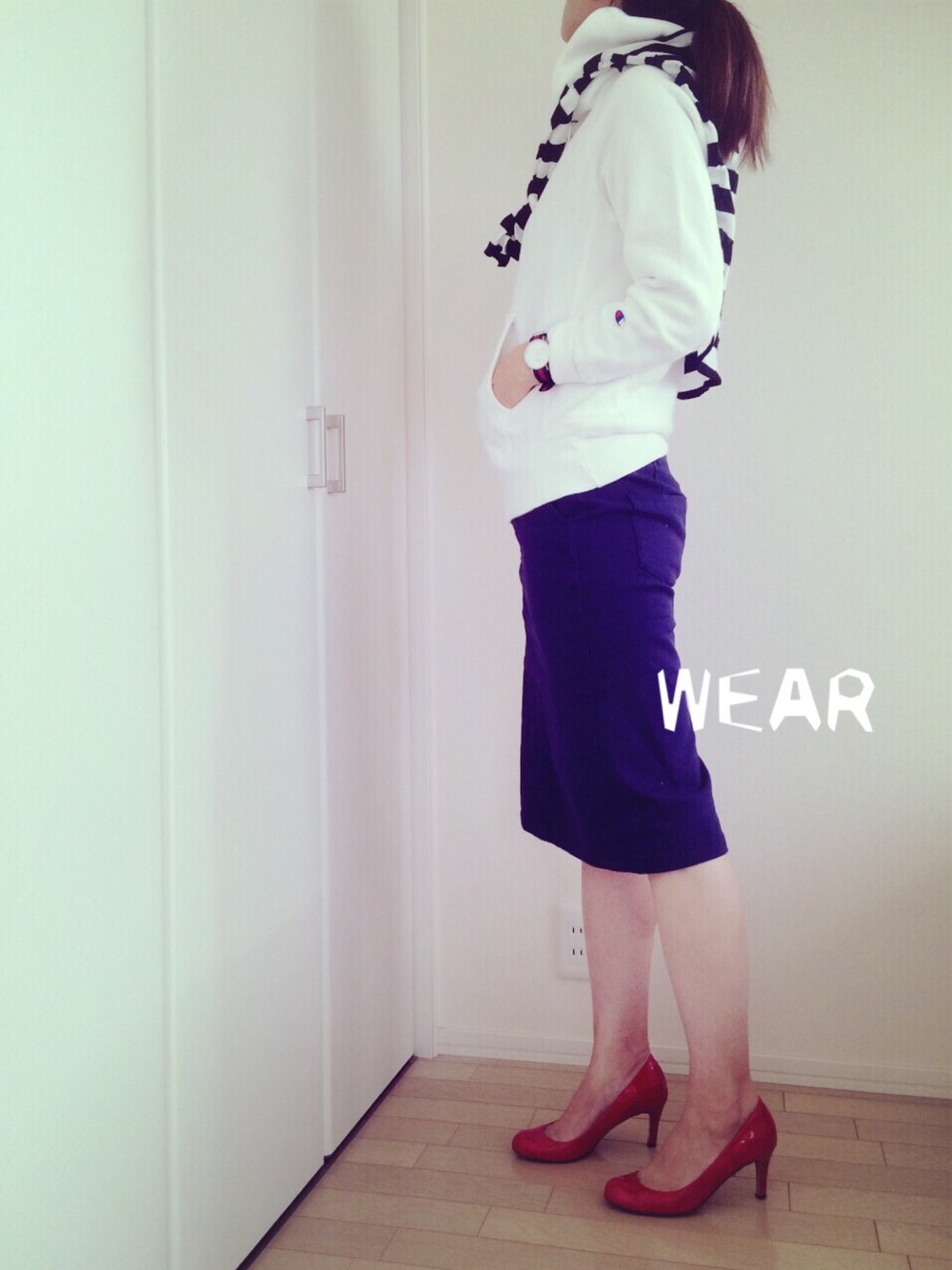 ホワイト系のパーカー、ホワイト系のTシャツ/カットソー、ブルー系のスカートを着用したレディースの秋コーディネートの1枚目の写真