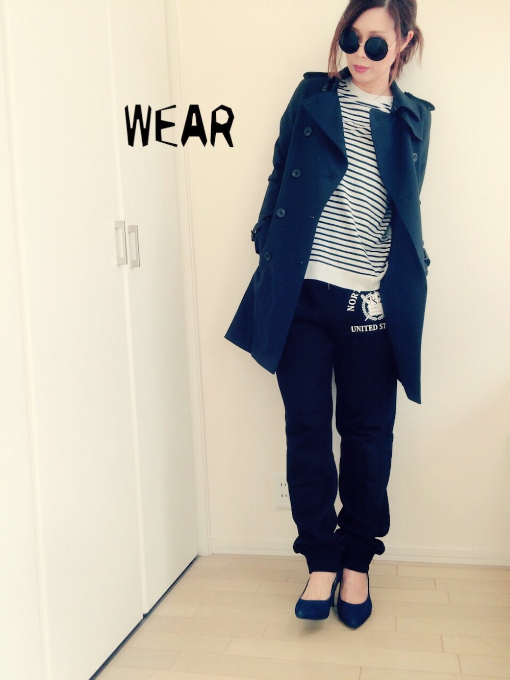 ブルー系のトレンチコート、その他のTシャツ/カットソー、ブラック系のカーゴパンツを着用したレディースの秋コーディネートの1枚目の写真