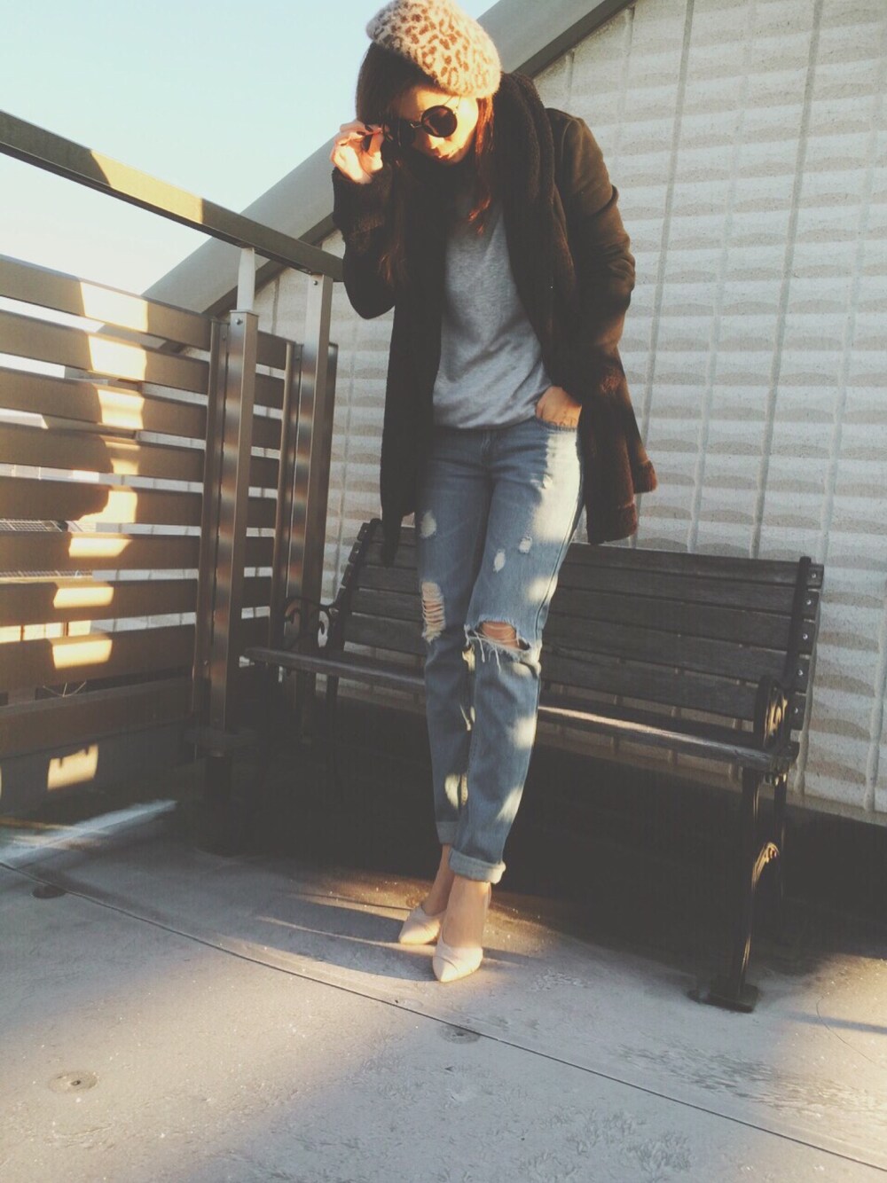 ブラック系のその他アウター、グレー系のパンプス、ブラック系のラッピングキットを着用したレディースの冬コーディネートの1枚目の写真