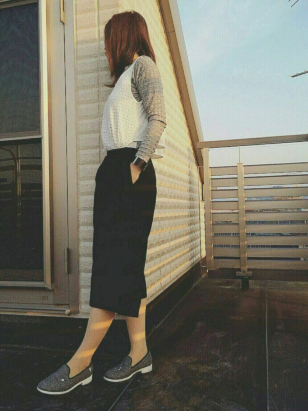 グレー系のTシャツ/カットソー、ホワイト系のワンピース、ブラック系のスリッポンを着用したレディースの春コーディネートの1枚目の写真