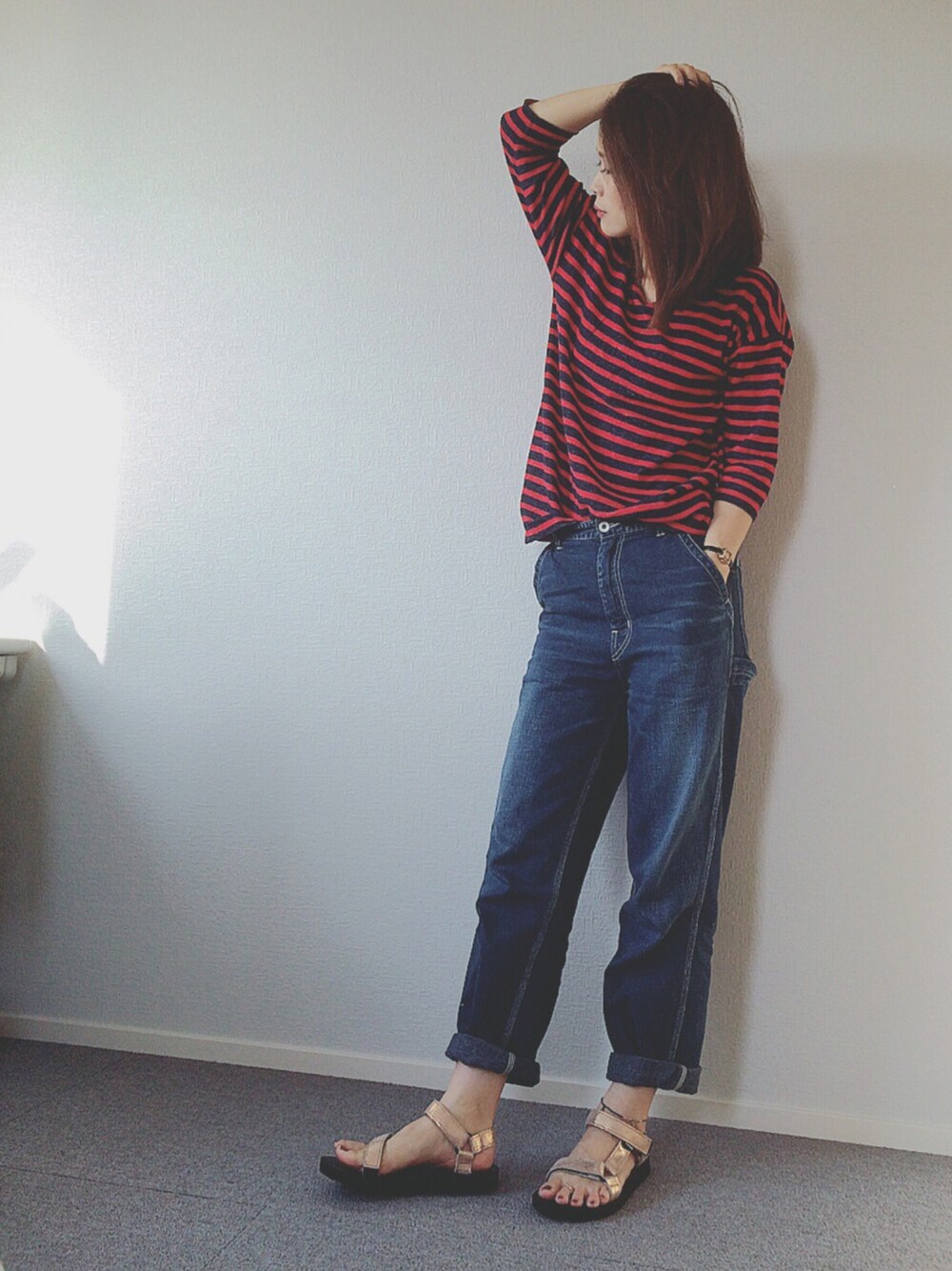 レッド系のTシャツ/カットソー、ブルー系のデニムパンツ、オレンジ系のサンダルを着用したレディースの春コーディネートの1枚目の写真