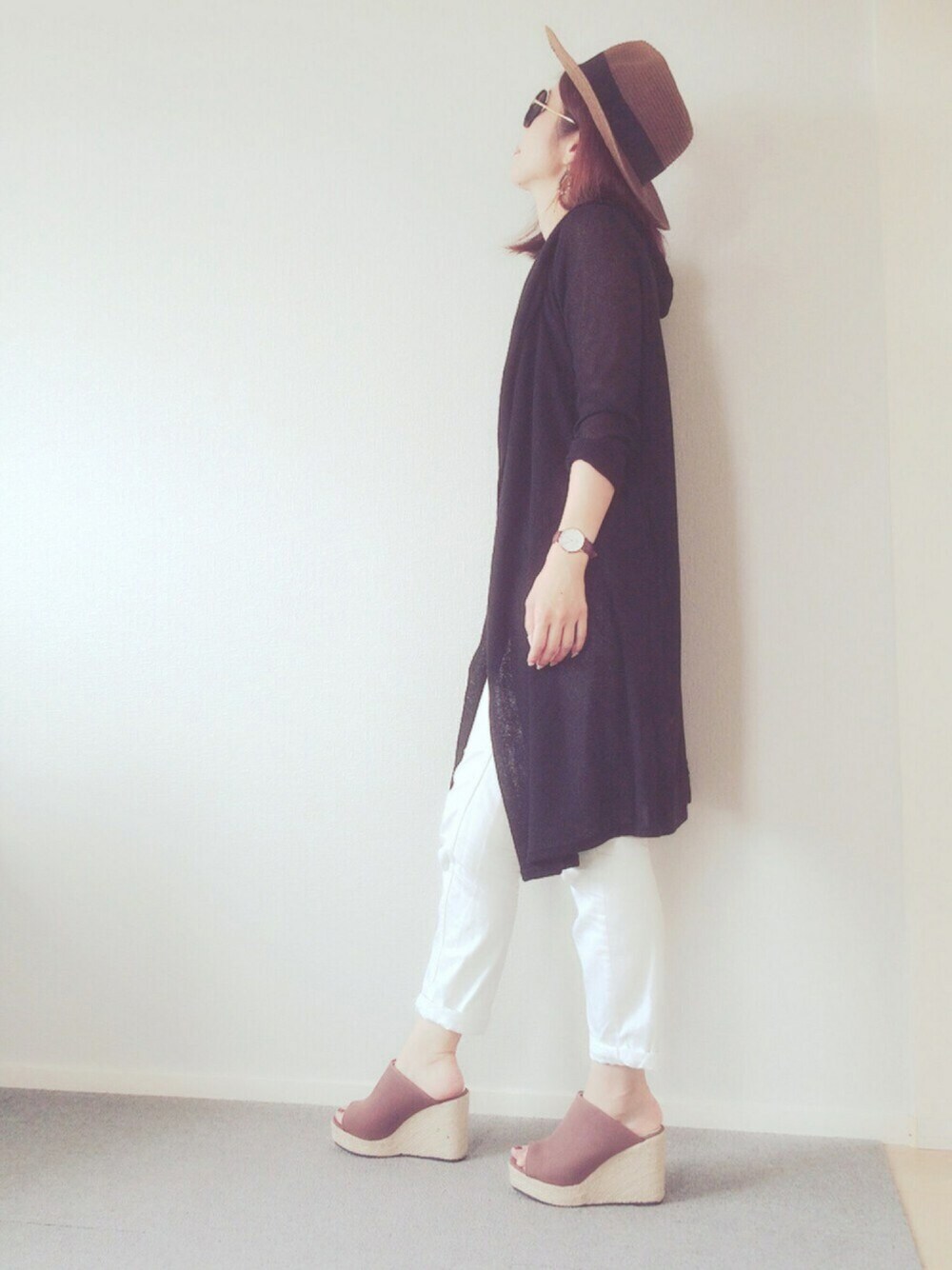 ブラウン系のサンダル、ブラウン系のニット/セーター、ホワイト系のデニムパンツを着用したレディースの春コーディネートの1枚目の写真