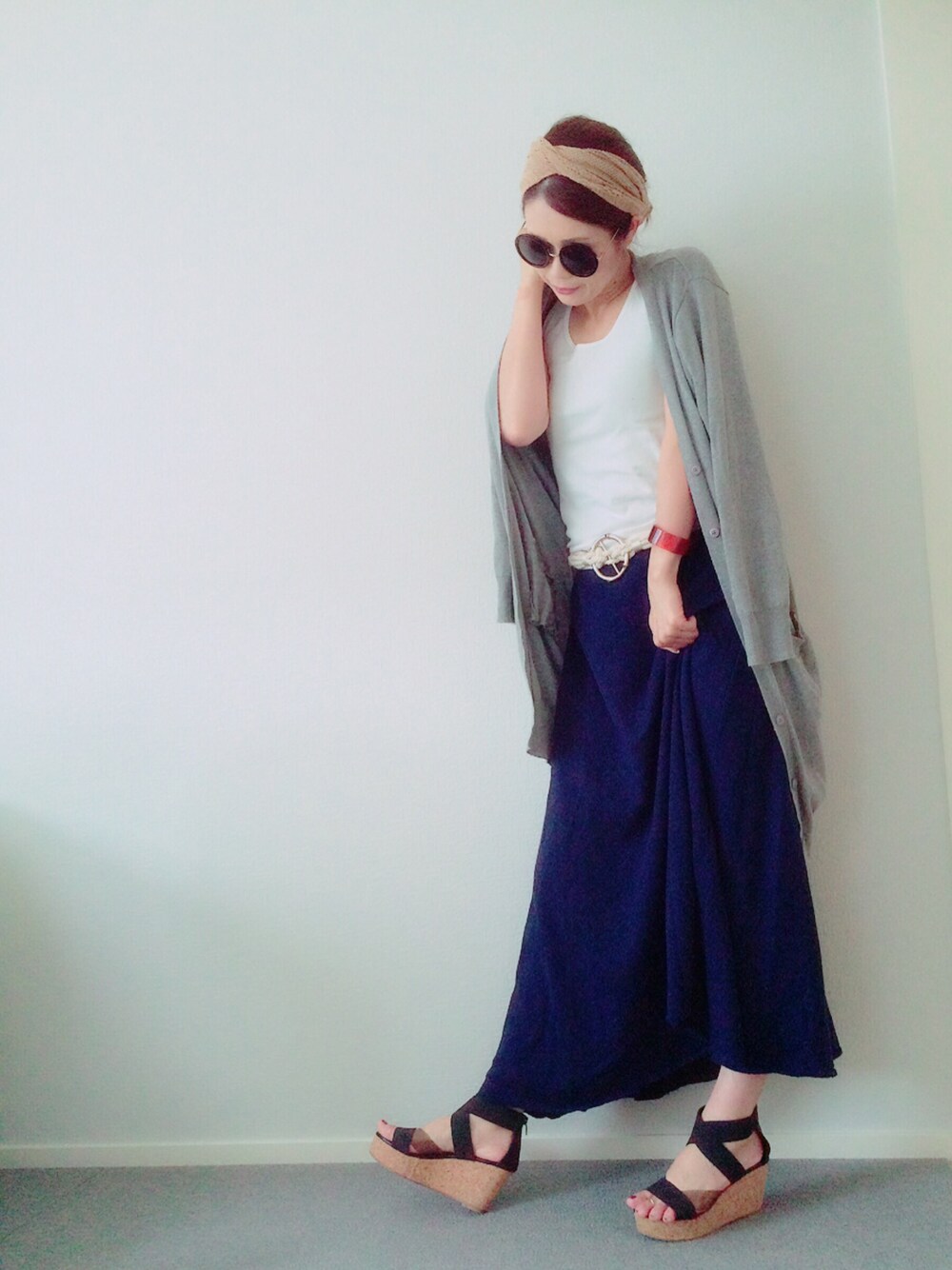 グレー系のカーディガン/ボレロ、ブルー系のスカート、ホワイト系のタンクトップを着用したレディースの夏コーディネートの1枚目の写真