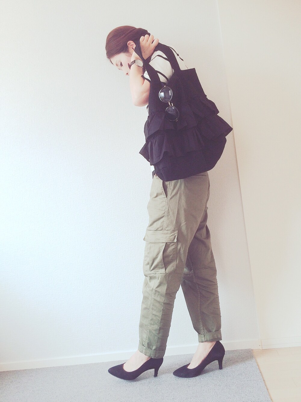 ホワイト系のニット/セーター、グリーン系のカーゴパンツ、ブラック系のバッグを着用したレディースの夏コーディネートの1枚目の写真