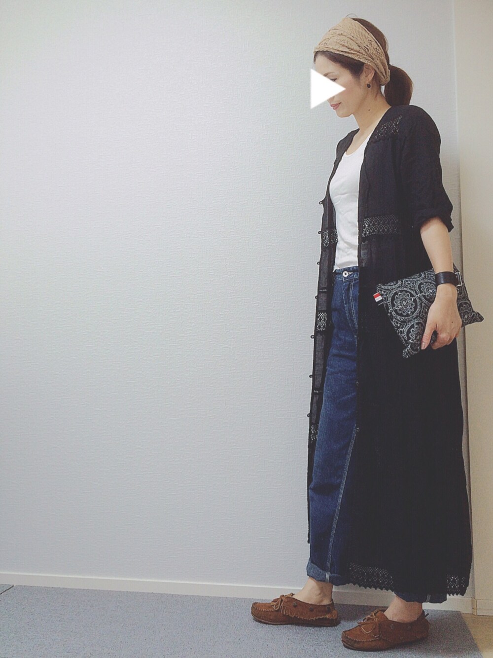 ブラック系のシャツ/ブラウス、ブルー系のデニムパンツ、ブラウン系のシューズを着用したレディースの秋コーディネートの1枚目の写真